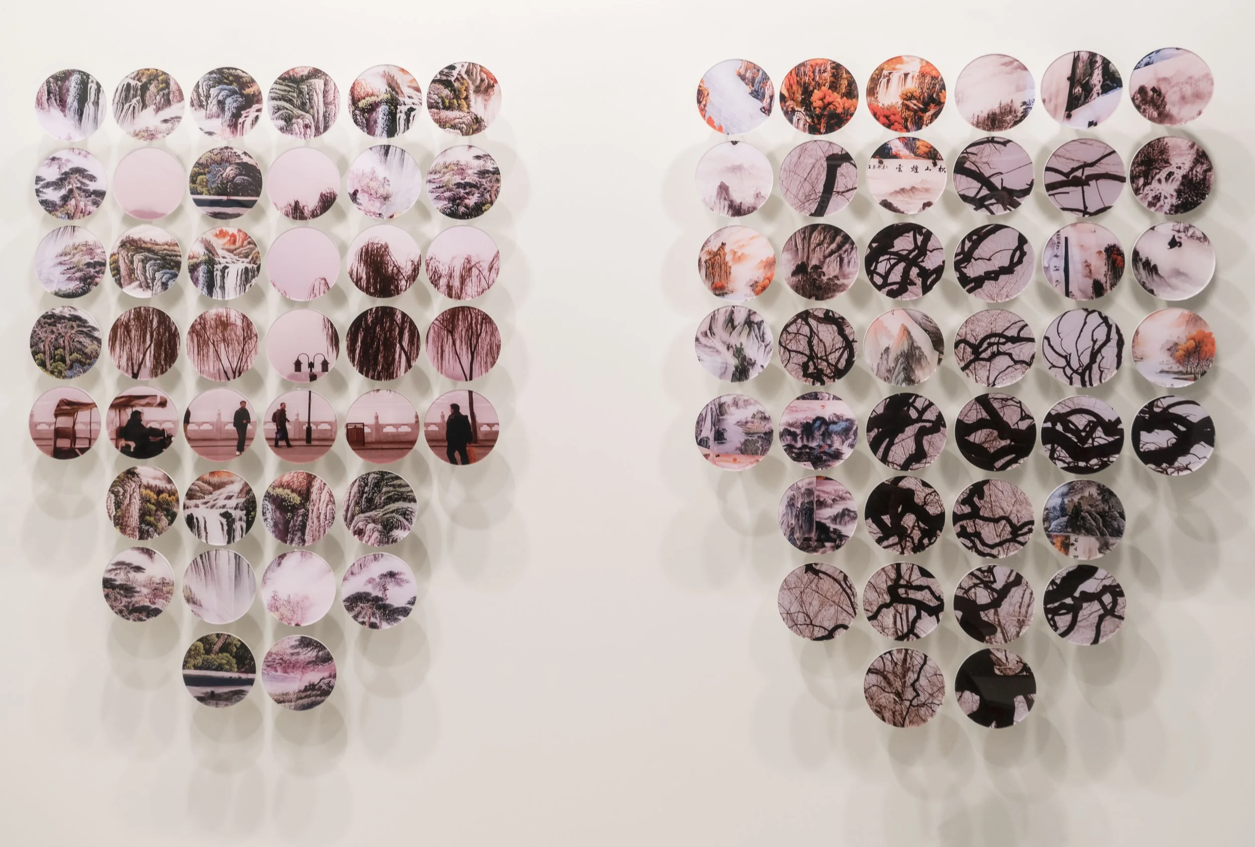 "Círculos Rosa I & II" (2016) | Conjunto de 40 peças com 12cm de diâmetro cada | Impressão fine art em metacrilato montada em escultura de bronze. | Edição 5