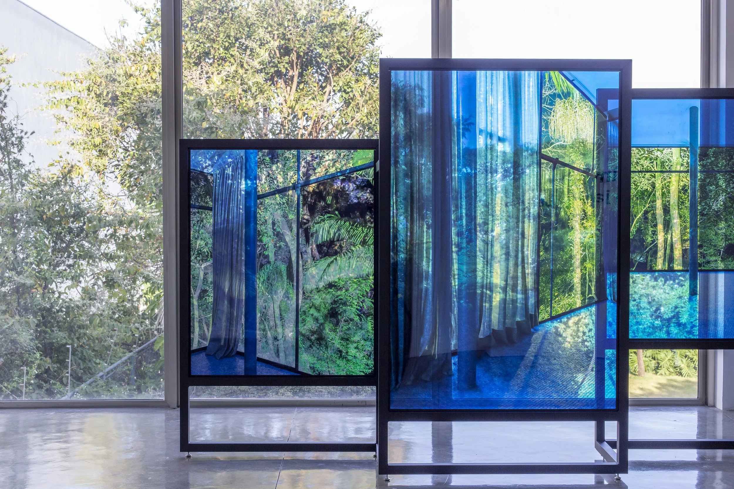 "Noturno" (2018) | 238cm altura x 763cm largura x 100cm profundidade |  Estrutura de alumínio com base em aço pintado, imagens impressas em Clearfilm aplicada em placas de acrílico, fixada na estrutura | Edição 3