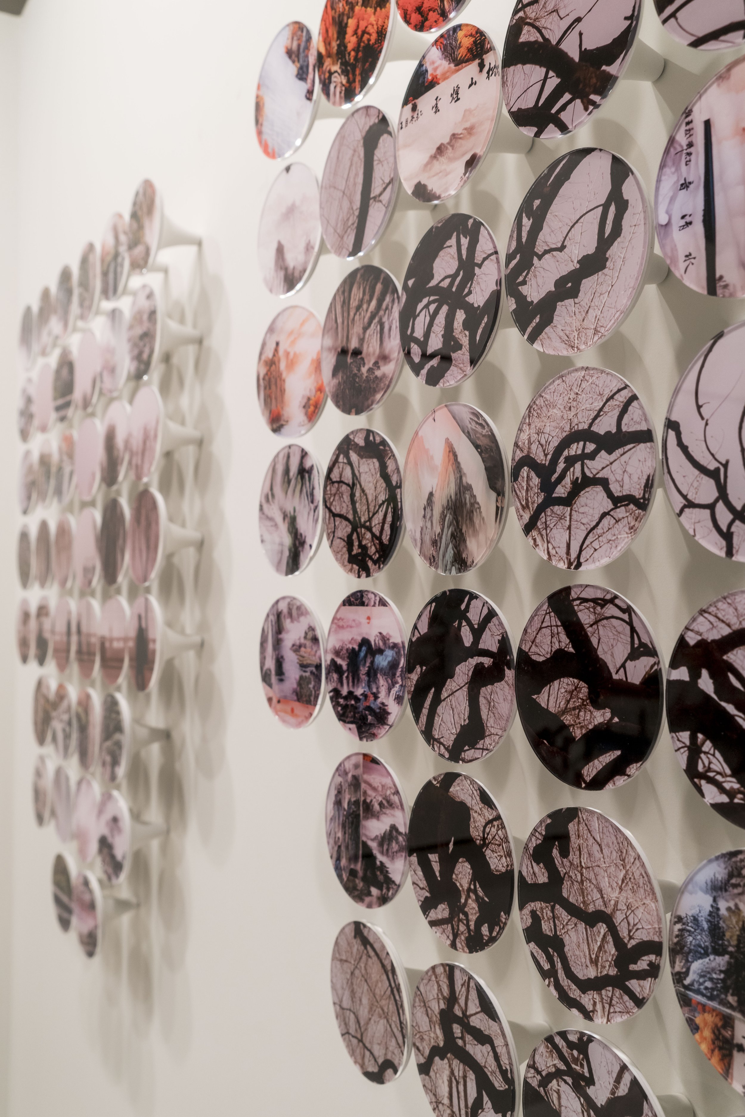 Detalhe "Círculos Rosa I & II" (2016) | Conjunto de 40 peças com 12cm de diâmetro cada | Impressão fine art em metacrilato montada em escultura de bronze. | Edição 5
