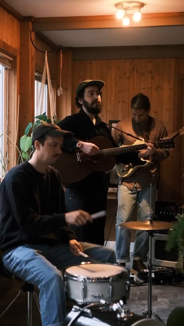 A night for those who love harmony, heart, and a little bit of nostalgia.
🎶 Racoma brings that front-porch warmth with indie-folk textures and a tape-recorded intimacy that feels like sitting in the room with them.
🎙️ Jacob Miller bridges classic