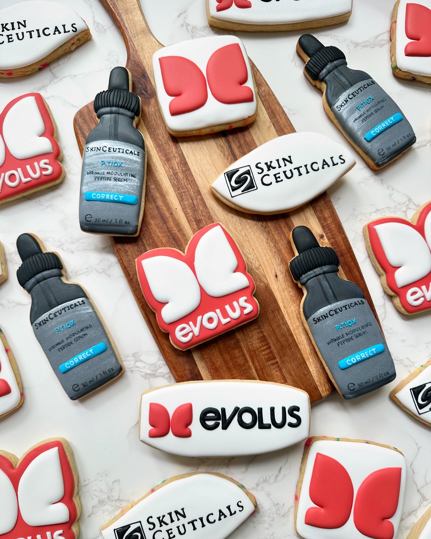 There&rsquo;s nothing more satisfying to me than clean, crisp logo cookies. I know some people hate doing them but I find them  therapeutic. I love to get nice clean and puffy lettering and making sure the colors matches are 💯. 

Cookie friends- do 