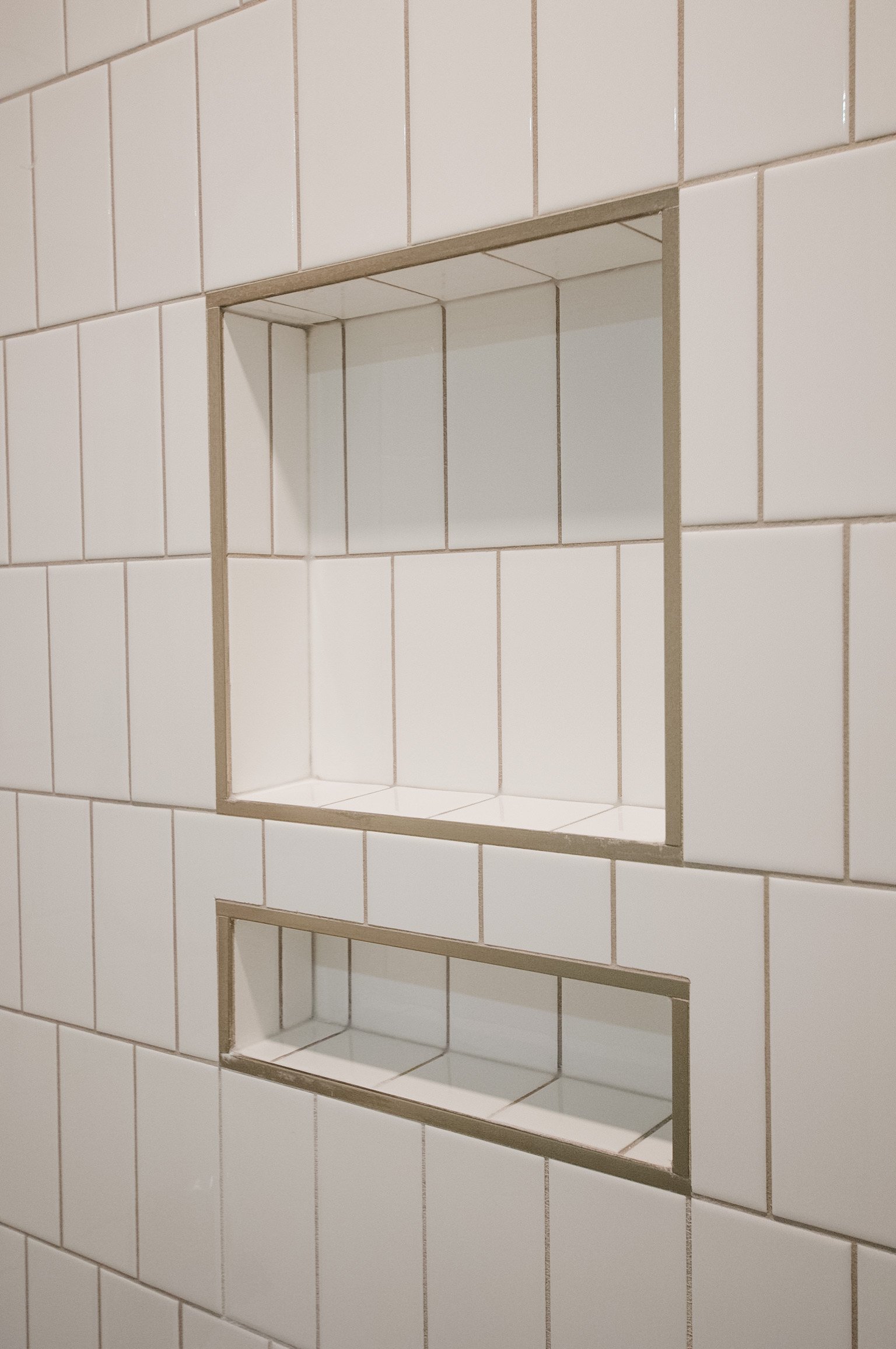 Vertical Stack Alternating with Contrasting Grout