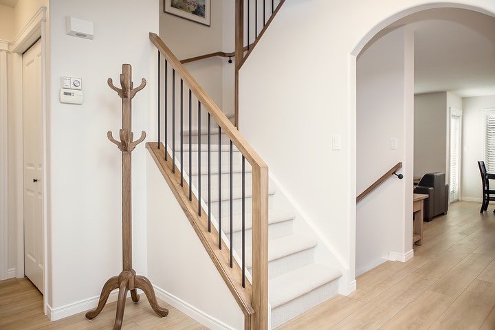 In addition to the kitchen renovation, we also updated several other areas of the main floor, including the stairway!
⠀⠀⠀⠀⠀⠀⠀⠀⠀
You&rsquo;ll see we updated the paint, flooring and railings, but we also smoothed out the existing arch and removed the j