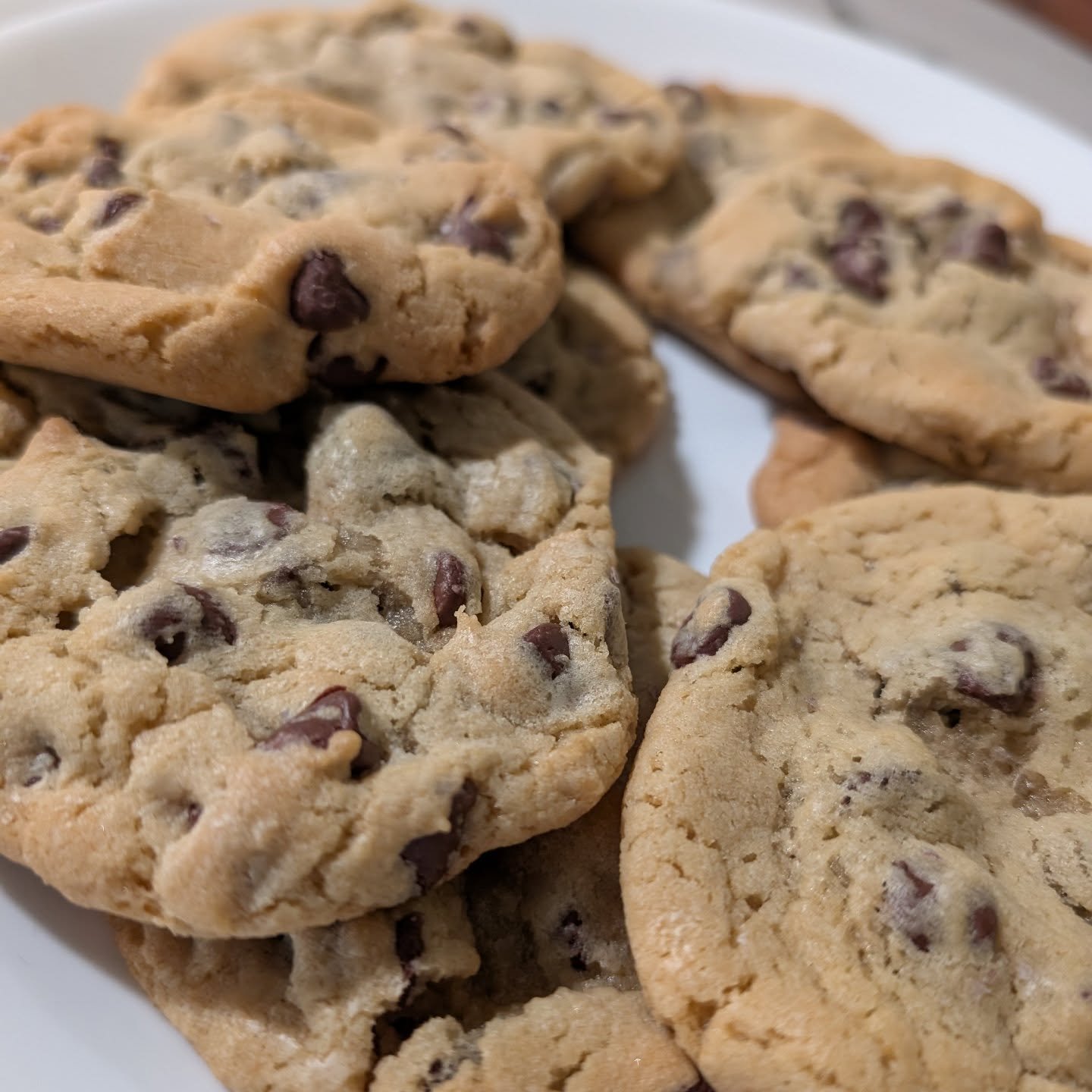 One thing I know how to do is pull a chocolate chip cookie when it's perfectly baked 👌🏼🍪