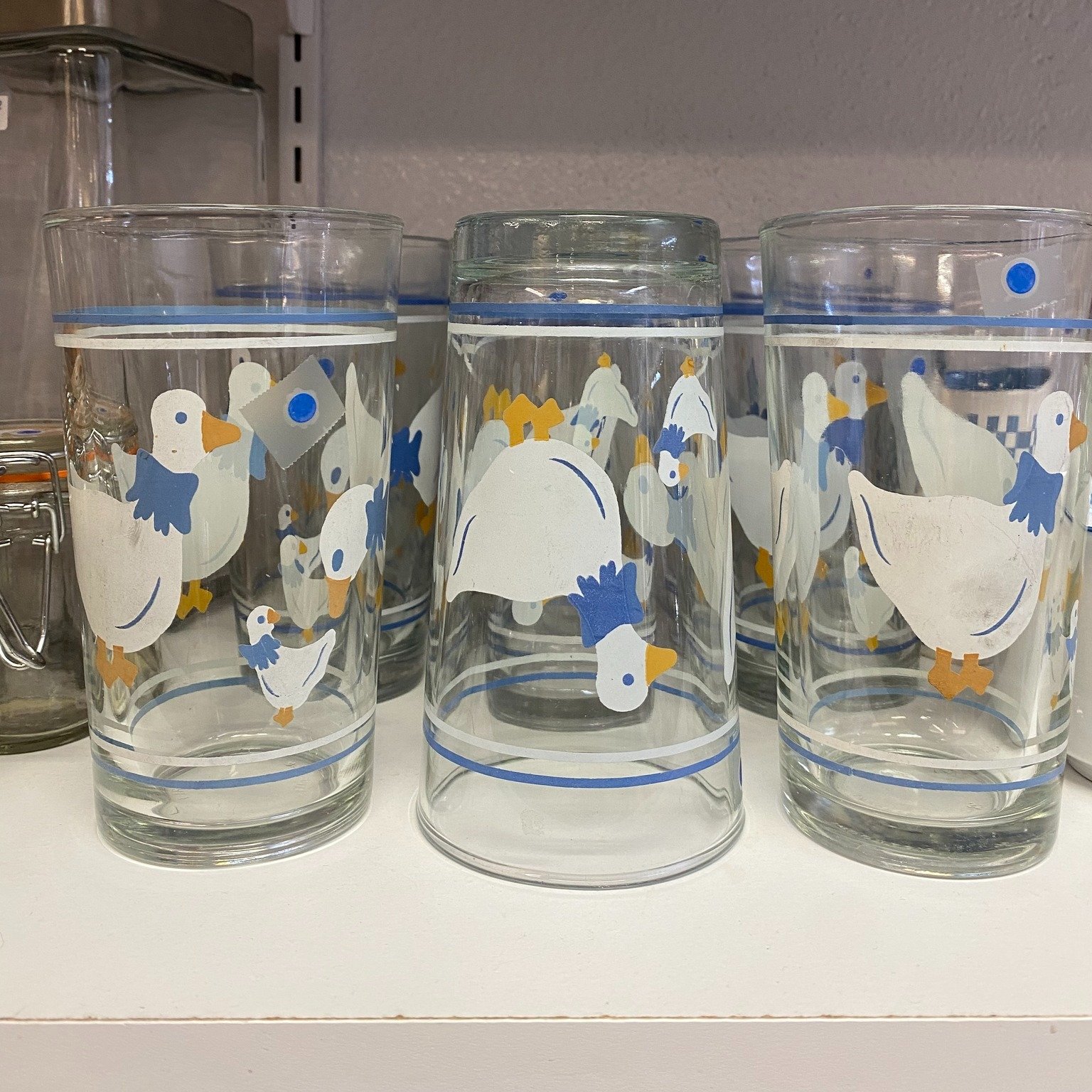 Who else gets immediately transported to the past when they see these? 🦆

#secondhandfashion #sustainabilitymatters #thriftedfinds #secondhandshop #thriftingdiy #thrifting #upcycling #secondhandfirst #secondhandclothes #thriftflip #vintageshop #volu
