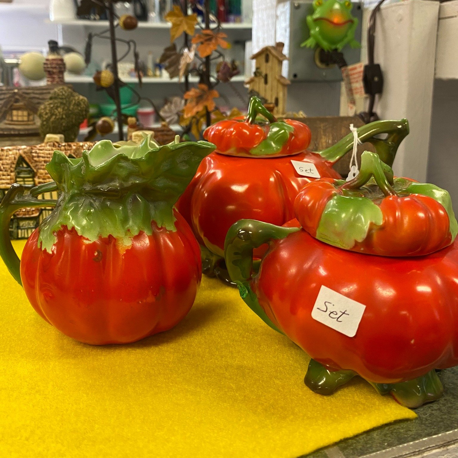 Fav Find Friday: this LEGENDARY tomato kitchen set 🍅 tag us in your story with your favorite find to be featured! #tomatogirl #thrifting #thriftingdiy #upcycling #thriftflip #vintageshop #secondhandshop #sustainabilitymatters #thriftedfinds #secondh