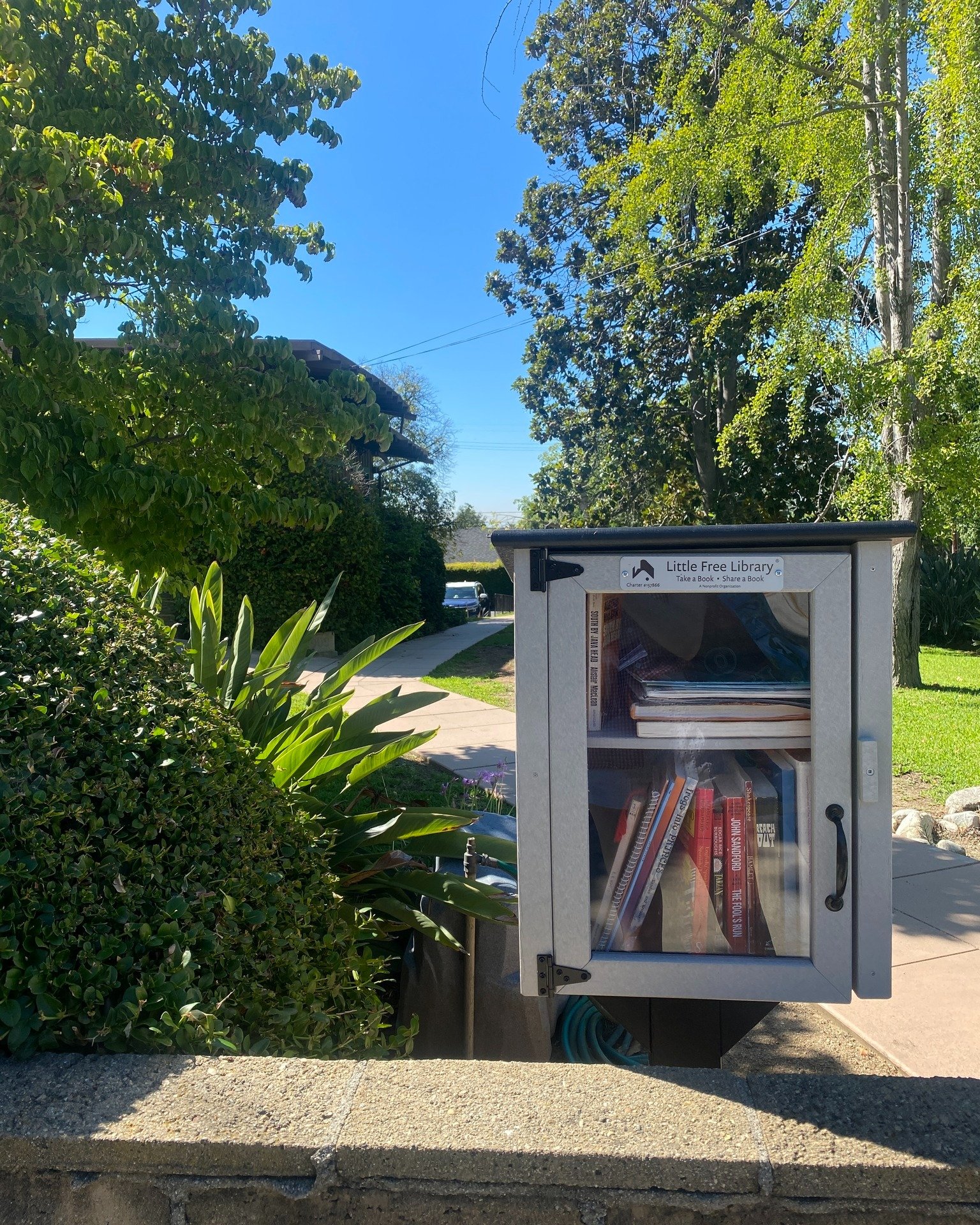 Have you visited our little library as of late? New books are added regularly! #sierramadrecalifornia #smcommunity #sierramadre #sierramadrecommunity #volunteer #community #volunteering #womansclub #womensupportingwomen #socialclub #charitywork