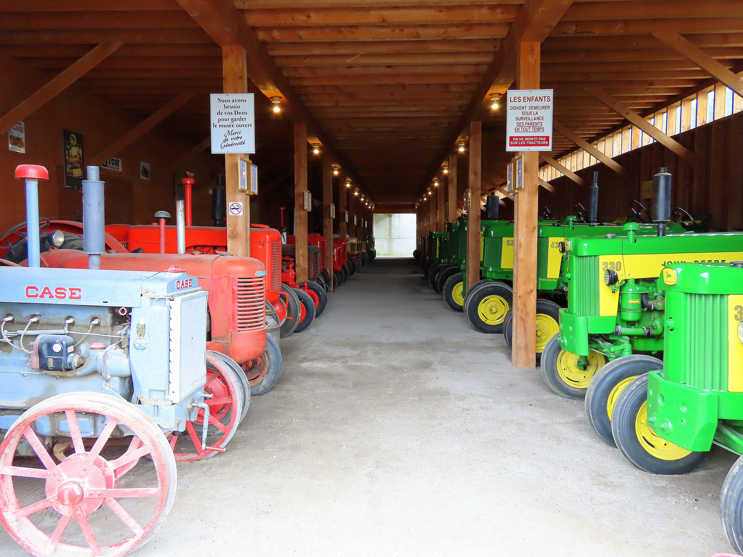 Vignoble musée des tracteurs.JPG