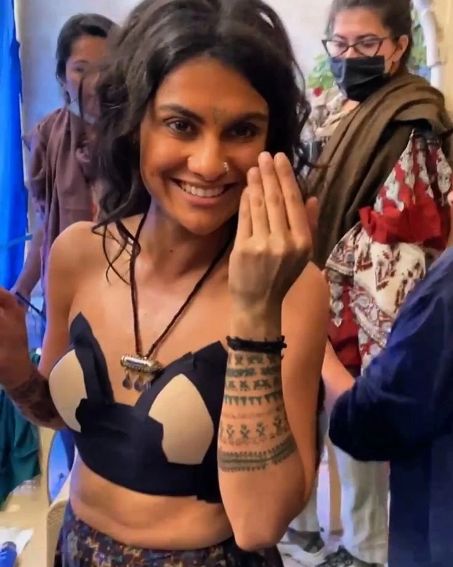 WHAT IS actor @priyasha811 wearing??? Have you seen her amazing work in breathing life into Savitri in #sansbahuaurflamingo on @disneyplushotstar ? 👀👀👀 

What she&rsquo;s been made to wear is a modesty garment apparatus with body tapes from @butt_
