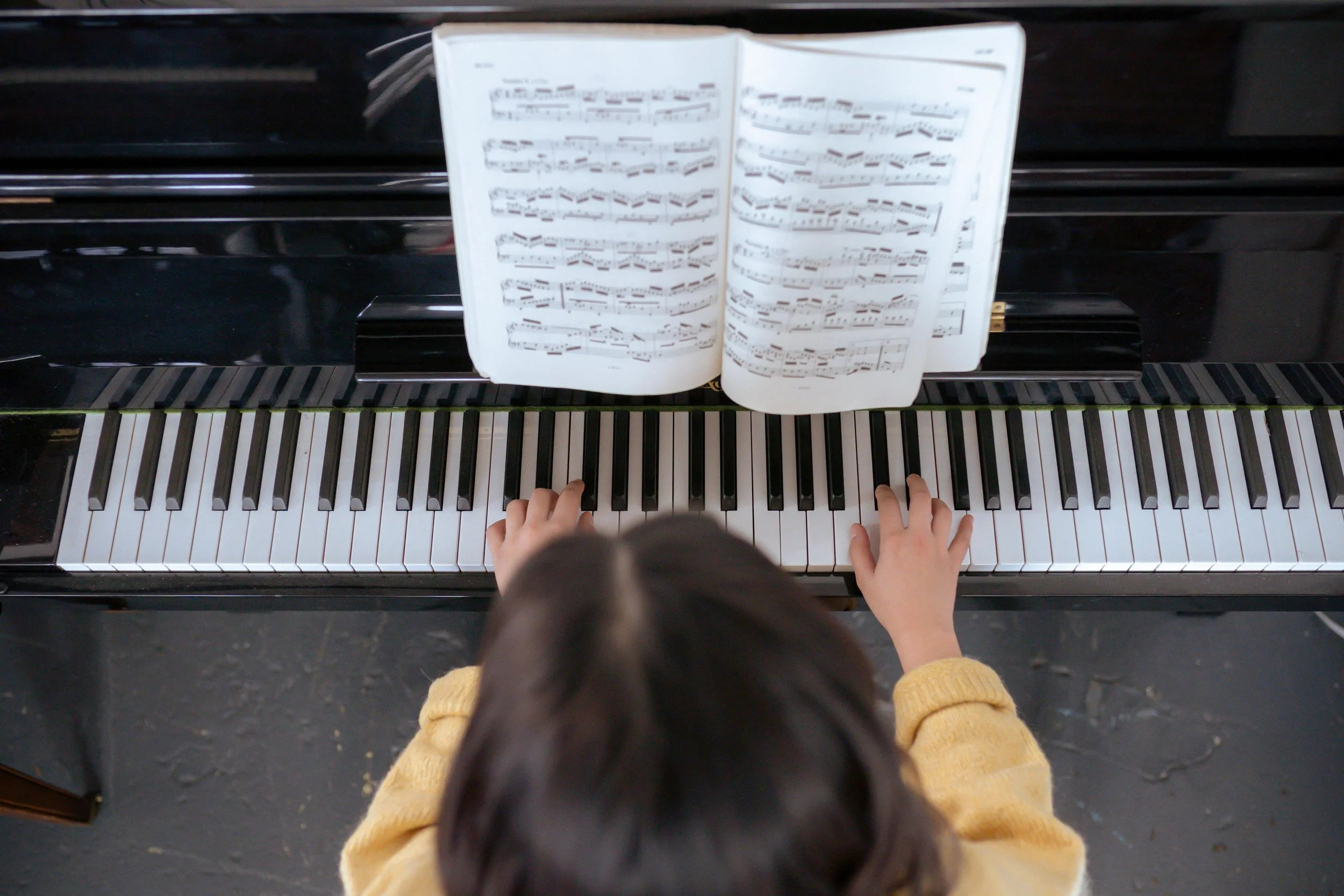 Japanese and English bilingual student taking online piano lessons in Yokohama