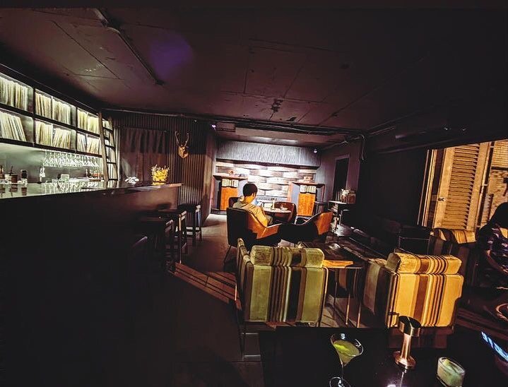For those quiet evenings, the bar&rsquo;s small space is an intimate hideaway. 
Thank you for sharing this photo @paulyyy0