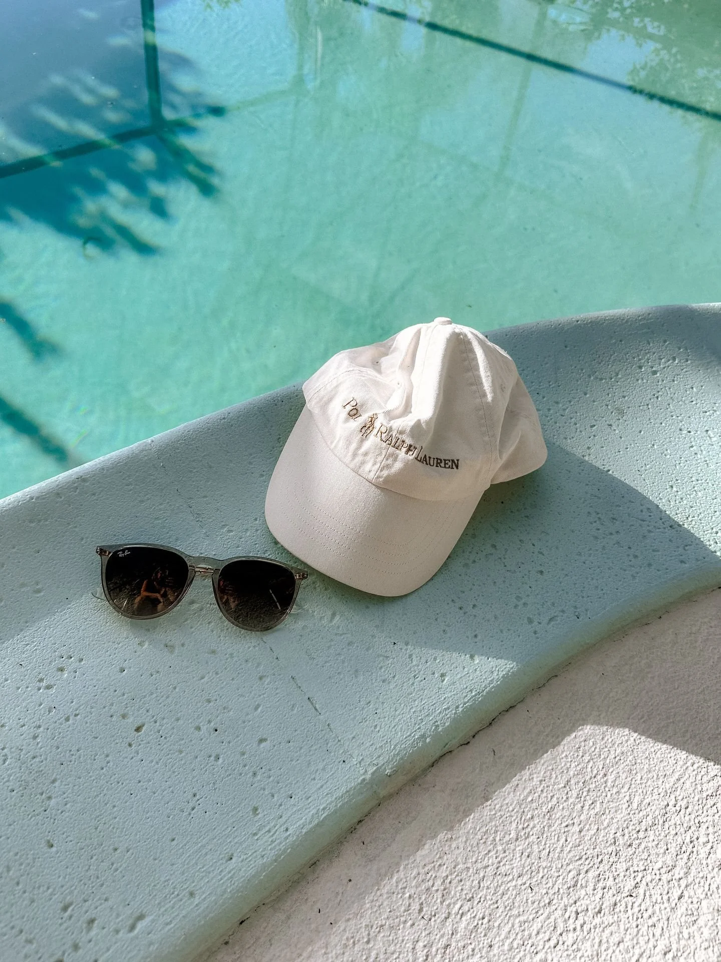 Running a business already requires you to wear a lot of hats.

Adding content planning, caption writing, scheduling, engagement, and strategy on top of everything else can quickly become overwhelming.

A social media manager doesn't just help you po