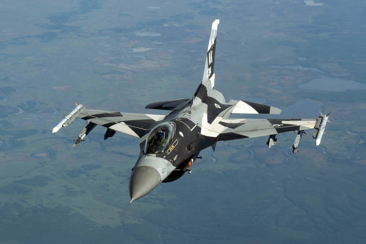 F-16 Fighting Falcon 3.jpg