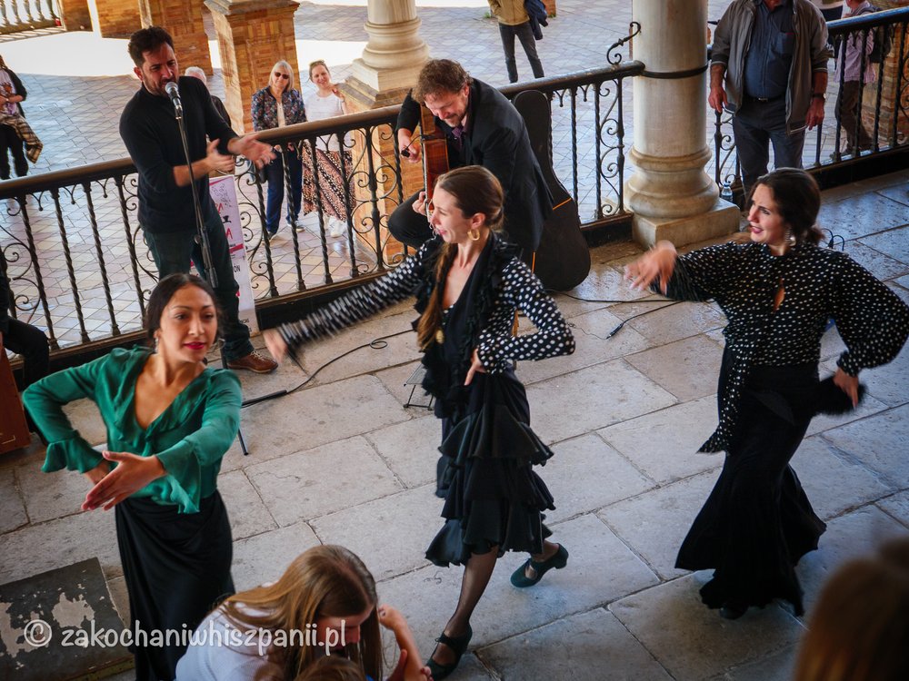 Tancerki flamenco na Placu Hiszpańskim w Sewilli