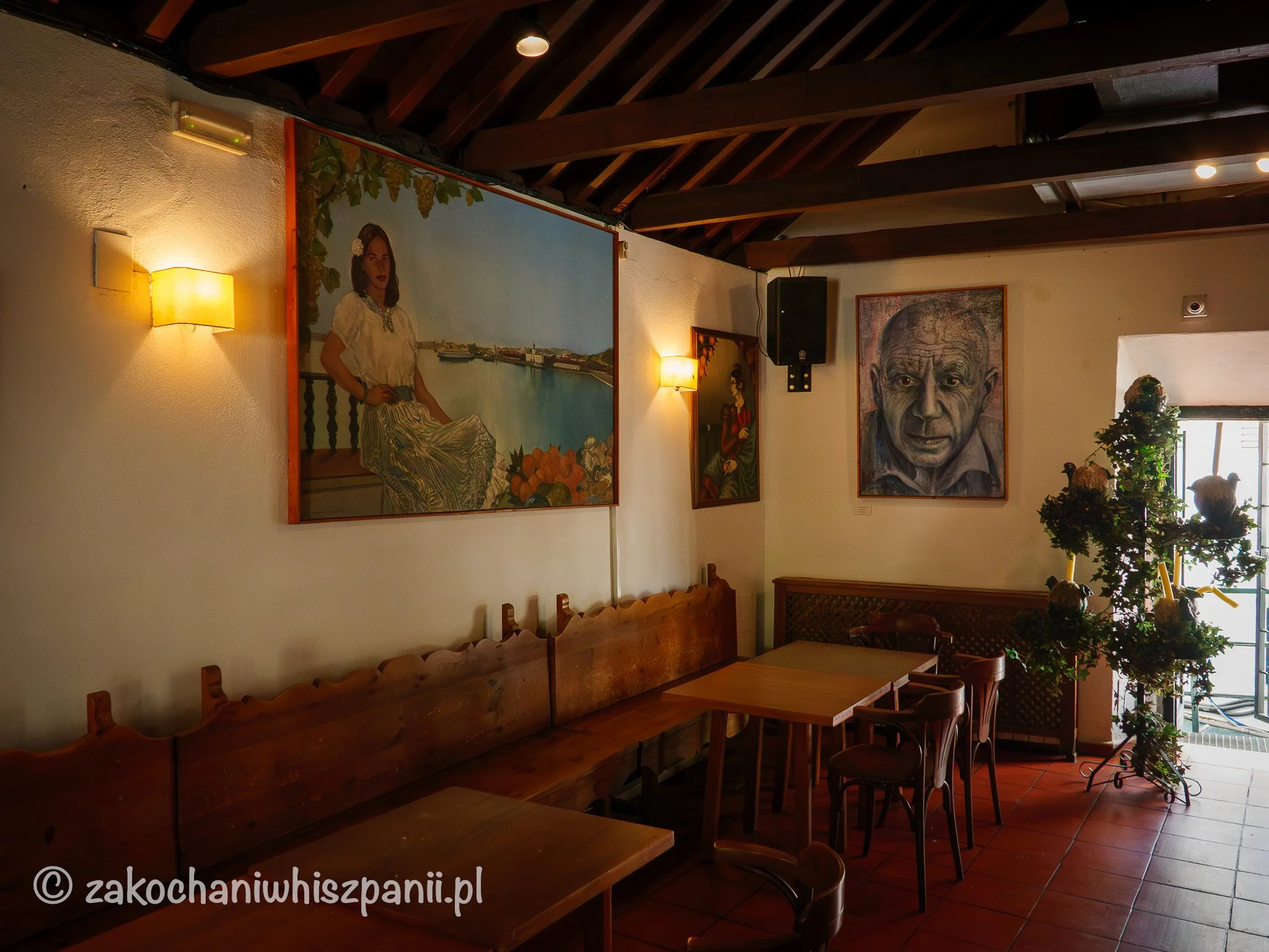 Wnętrze restauracji El Pimpi, obraz na ścianie na którym jest Pablo Picasso