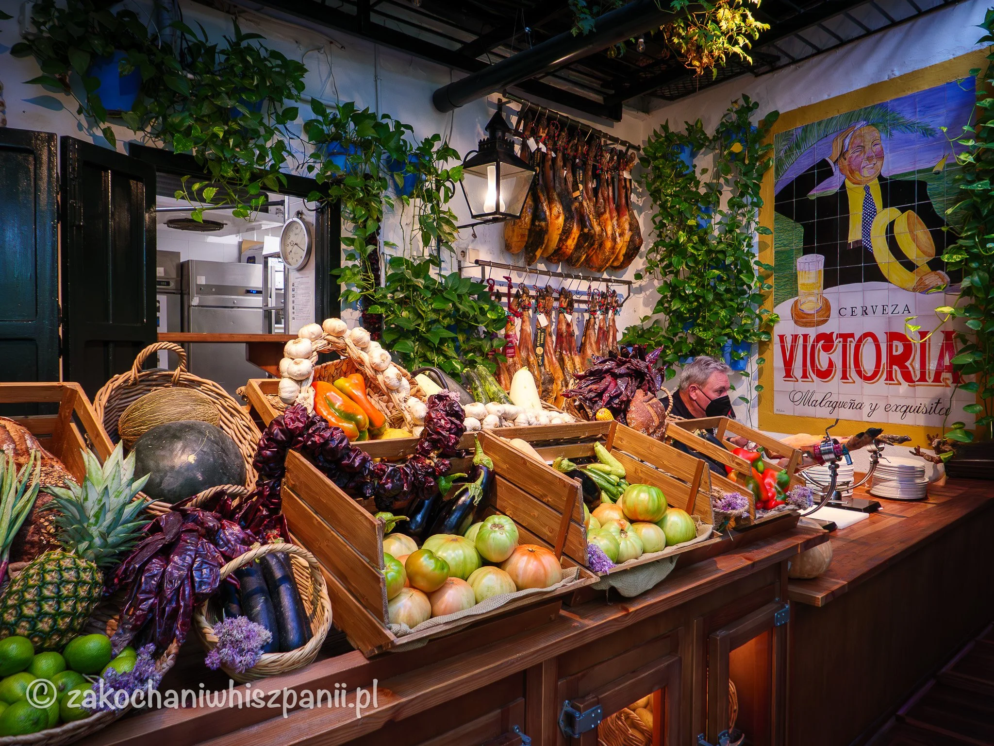 Wnętrze restauracji El Pimpi, skrzynki z owocami i warzywami