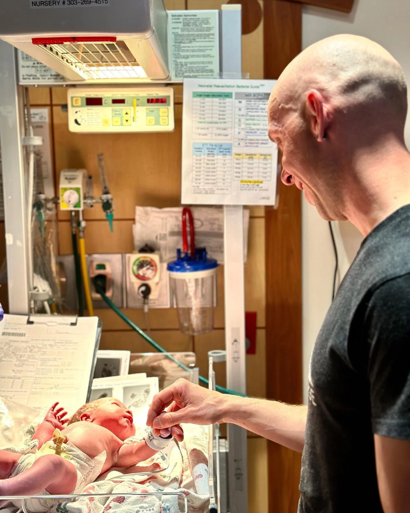Doula support isn&rsquo;t just for the birthing person&mdash; we are there for partners too! This dad did a rockstar job supporting his wife &amp; I loved getting to support them both while they welcomed their daughter into the world 💕 
As your doul