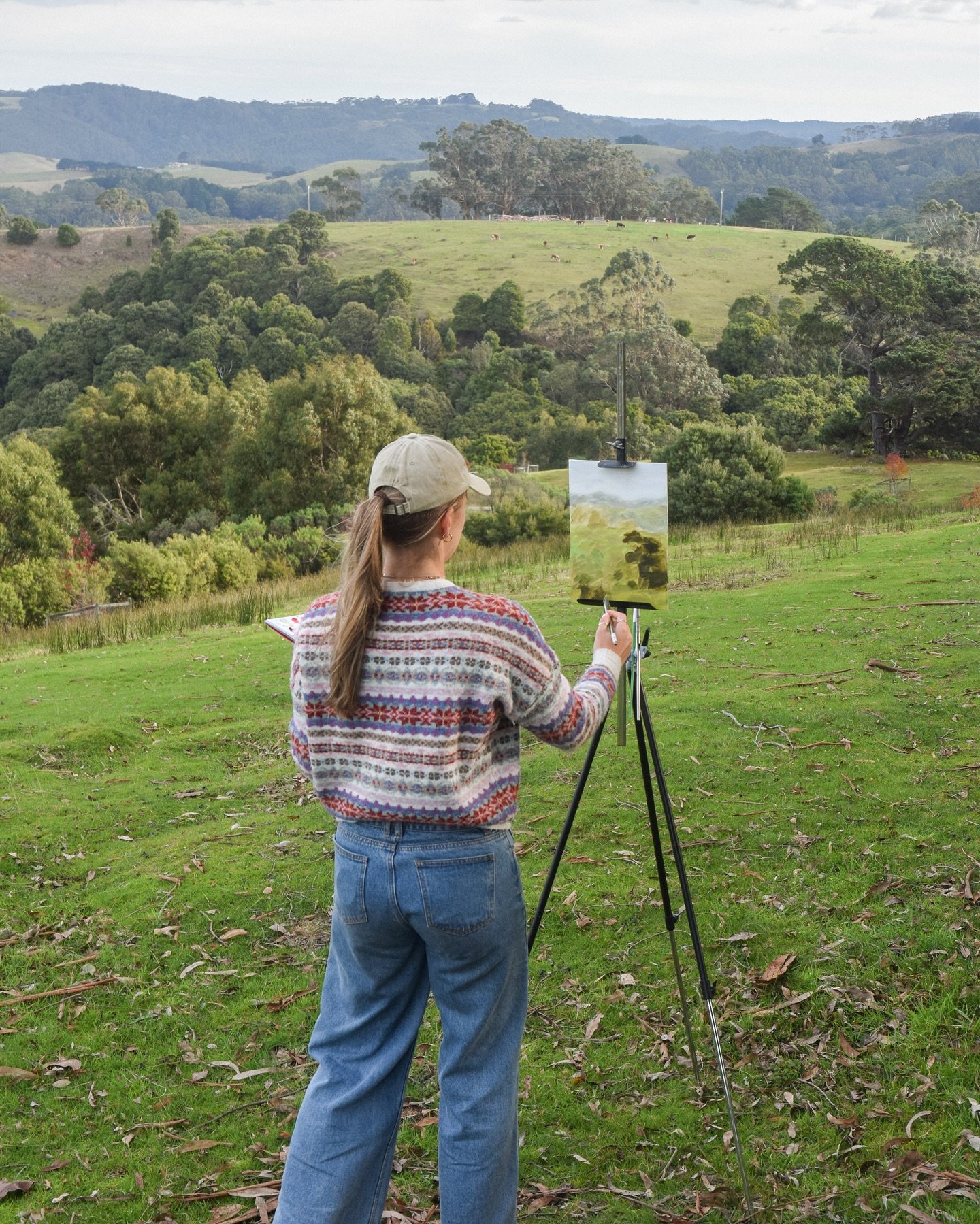 Spent the most wonderful weekend away painting, with the cutest cow, some llamas, a wild Lucy and the beautiful scenery of Apollo Bay 🌿💚

#paint #artist #art #pleinair #enpleinair #artsy
