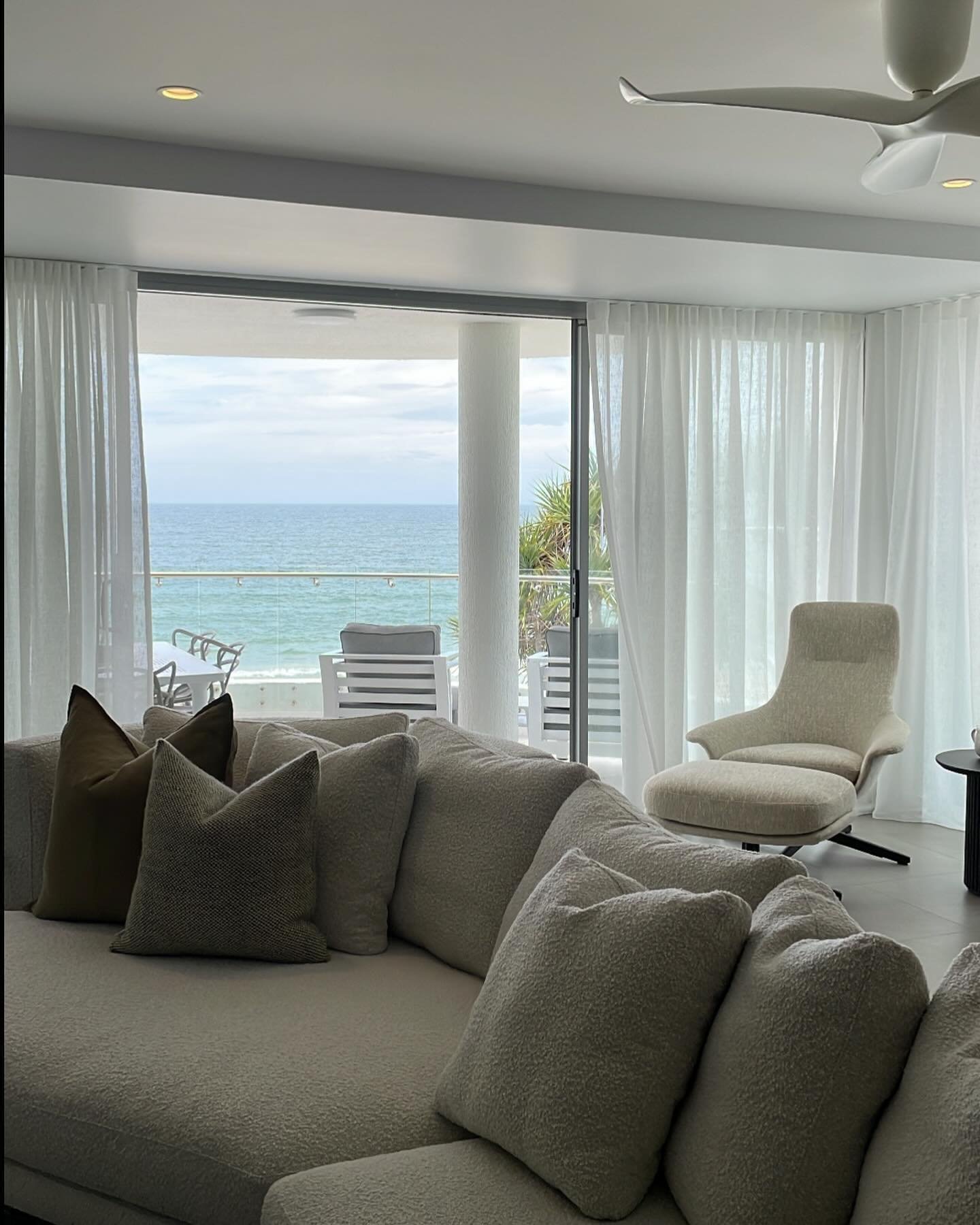 Soft White Wave Sheers in this luxurious apartment renovation right on Noosa Beach &hellip;.. just perfect 🤍✨

Curtains are in my favourite @unique_fabrics Stellar, a soft textured polyester weave, available in 7 beautiful shades, it&rsquo;s just di