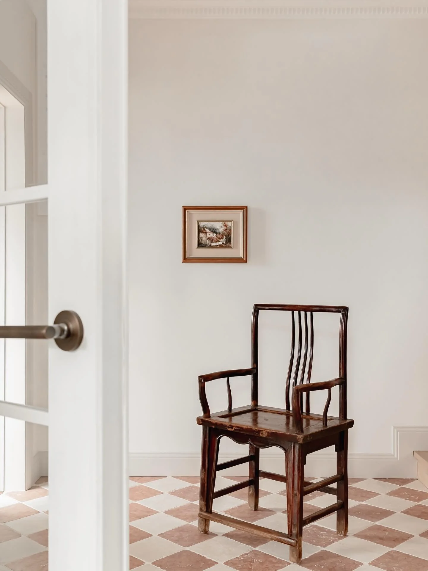 We love a playful entry moment &mdash; one that hints at what&rsquo;s to come without giving everything away 🤎🤎🤎 

#interiorlovers #interiordesign #interiordesigner