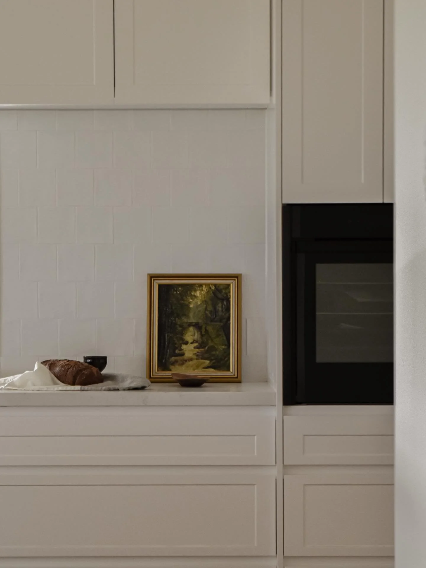 Clean, calm, considered 🤎

A pared-back palette, brought to life through detail. Custom finger-pull joinery paired with a subtle, textured splashback tile and Caesarstone creates a space that feels warm, refined, and effortlessly low-maintenance.

E