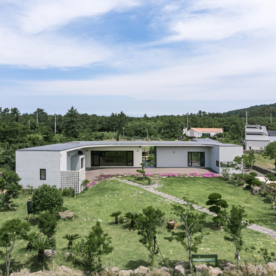 쉴로스테이, 제주

쉴로스테이는 하나의 집처럼 보이지만 건축주의 바람을 충족시켜 3개의 동으로 나누어 설계를 진행했습니다.

쉴로스테이의 공간 분할 방식은 전통 한옥과 닮아있으며 각 동마다 분절된 '사이 공간'을 통해 자연 경관을 품고 있습니다. 자연스러운 아름다움이 있는 공간, 쉴로스테이 입니다.

👆🏻디자인스토리는 프로필을 확인해주세요👆🏻

위치 : 제주도
용도 : 단독주택
설계 : 에이알에이 건축사사무소