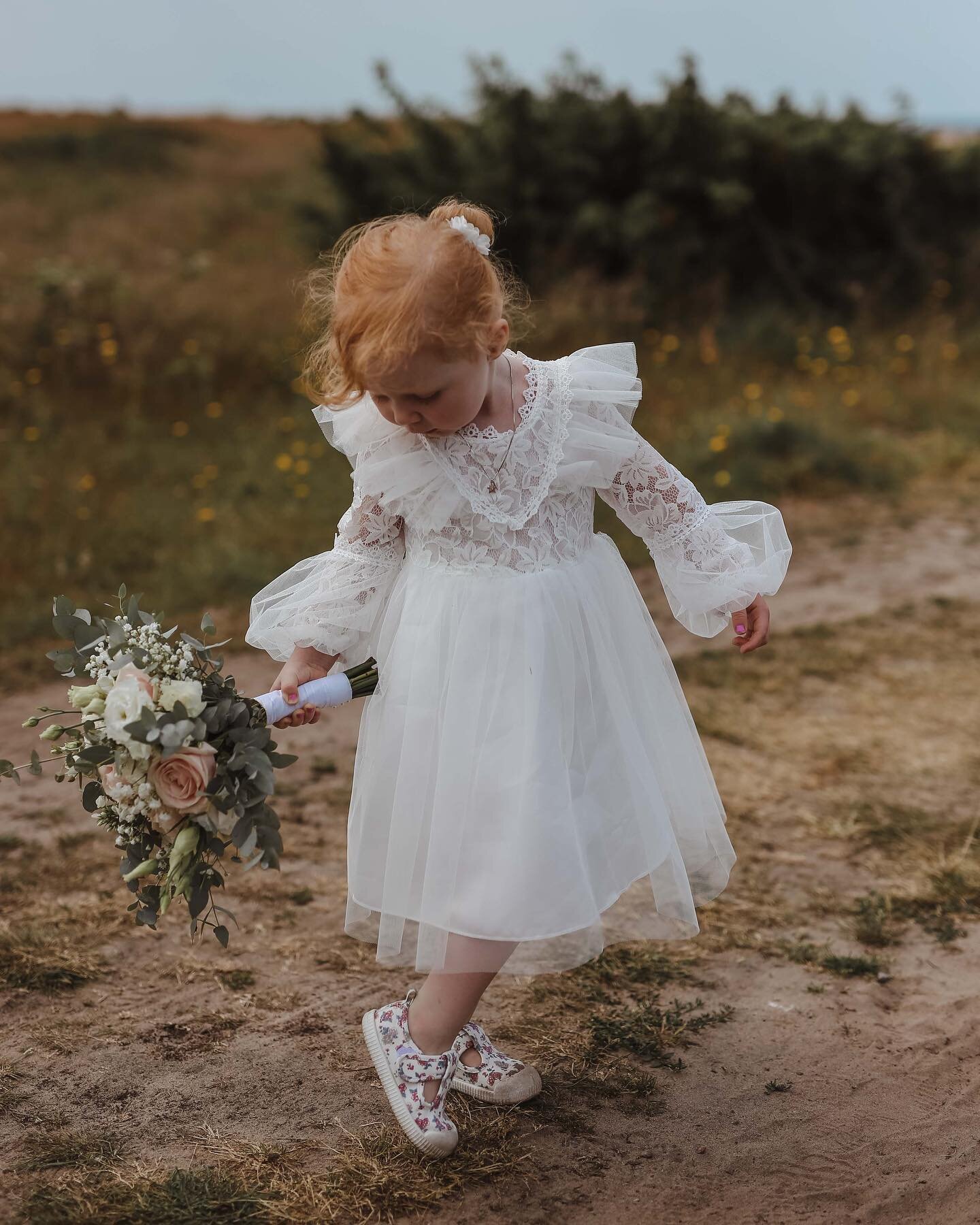 V&auml;rldens s&ouml;taste bukettb&auml;rare 💐✨ 

#sneakystudios #fotograf #canon #barnfotografering #br&ouml;llop #br&ouml;llopsinspiration #br&ouml;llopsfotograf #falkenberg #v&auml;stkusten