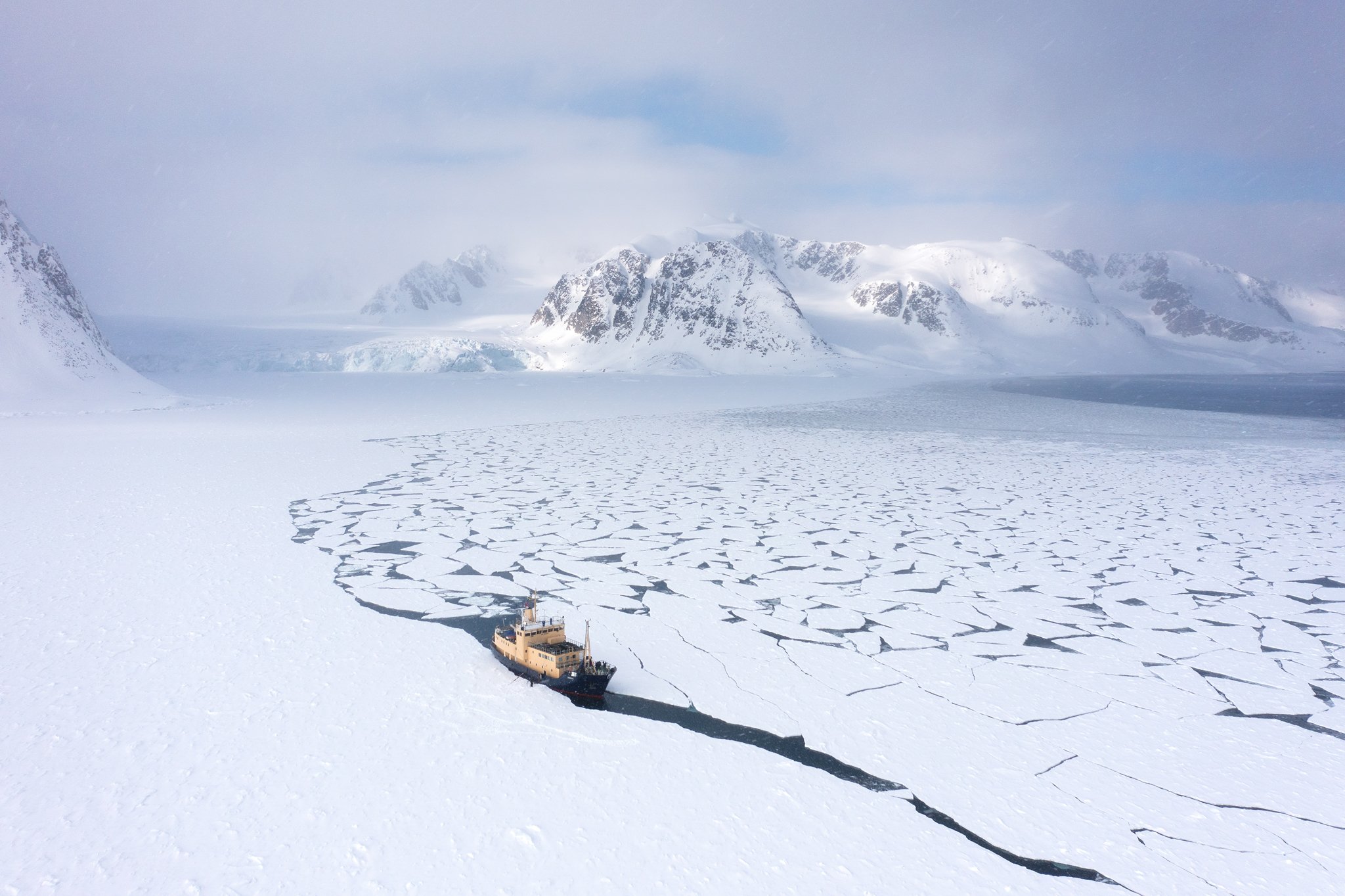 Amazing-Views-BTS-Svalbard.jpg