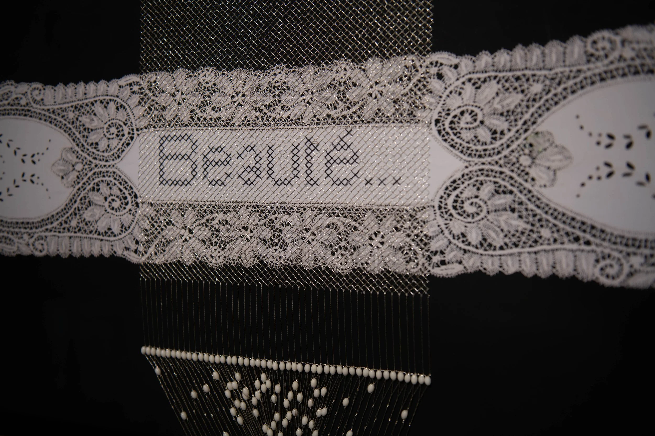 photographie brodée, fil d'argent, pièce de dentelle du Musée des manufactures de dentelles de Retournac, exposition A nos filles