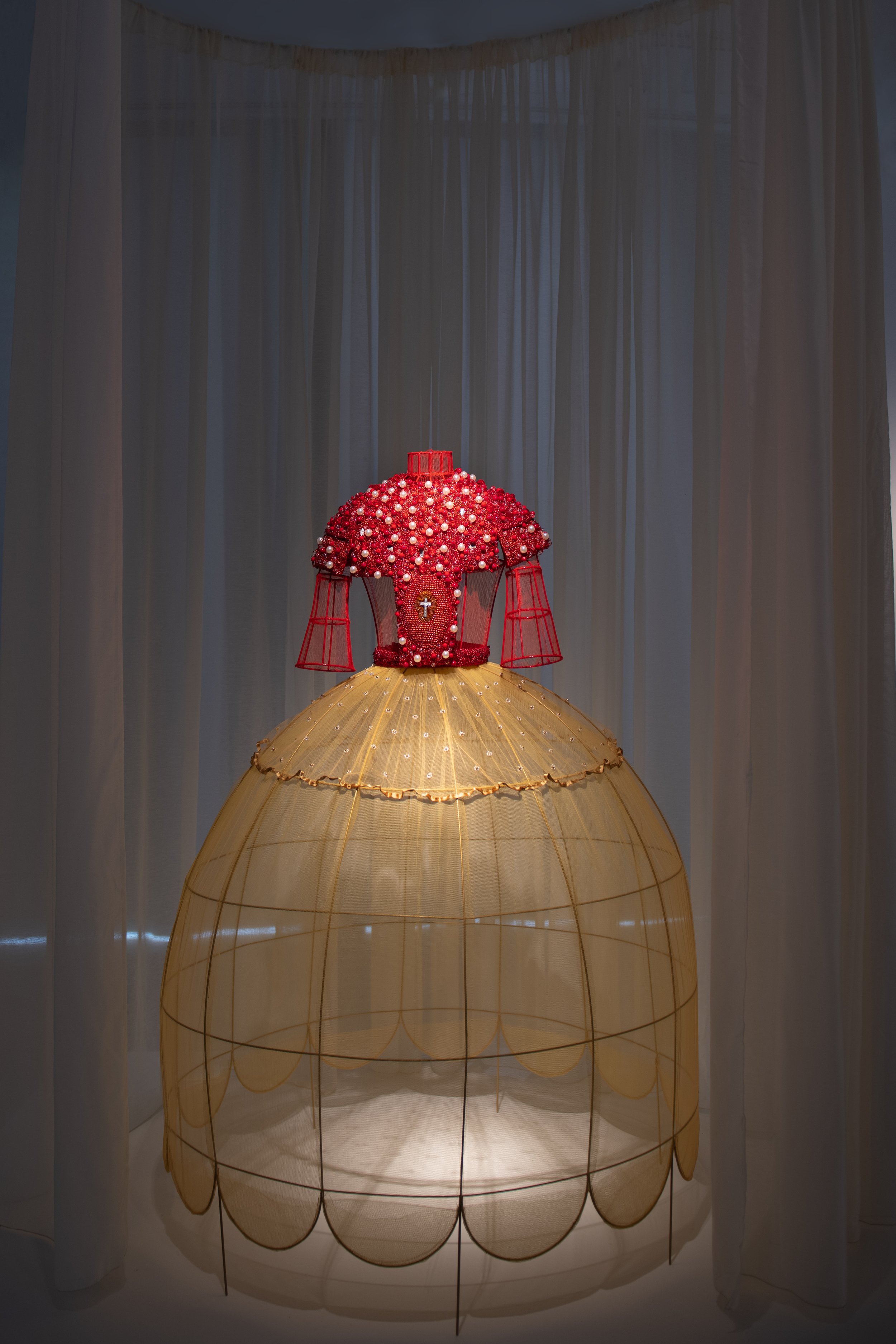 Sculpture en textile et structure en fil métallique. Robe en tulle avec corset perlé, représentaion d'une figure féminine de l'histoire des dentellières d'Auvergne : La Béate. Ouvre exposée au Musée des Maniufactures de dentelles de Retournac,