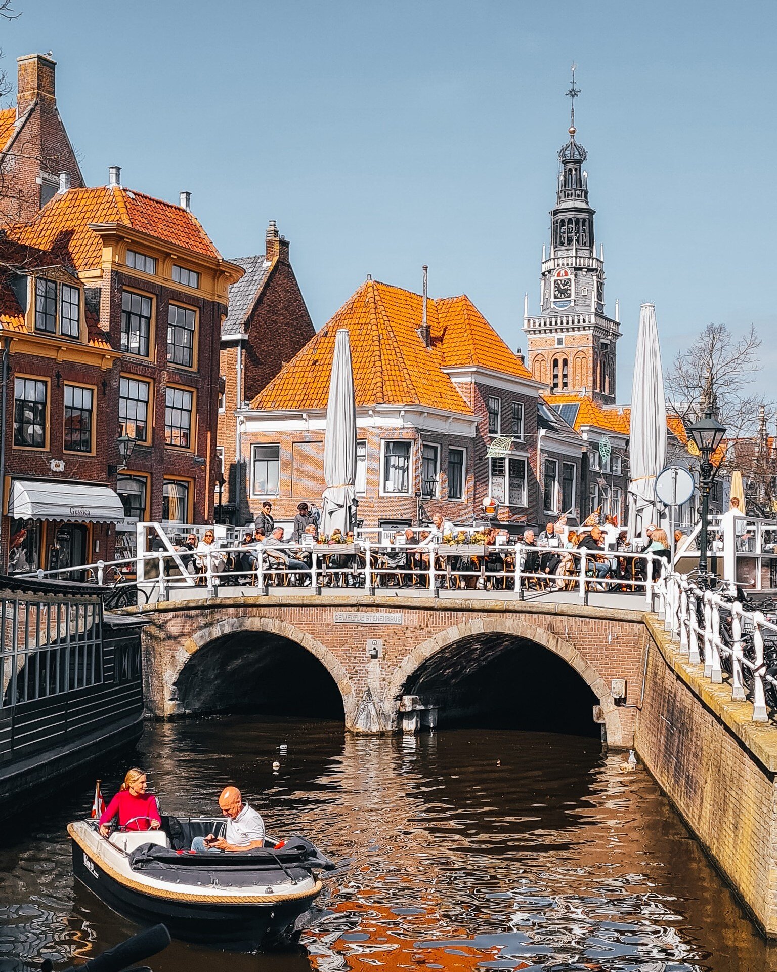 Lente in Alkmaar.. ☀️

Een gooi terug op deze vrijdag. Deze foto maakte ik vorige maand in Alkmaar. Een mooie lentedag. Bootje in de gracht. De zon scheen. 

Maar wist je dat Alkmaar overeenkomsten heeft met Gouda? 

De Nederlandse kaasmarkten zijn t