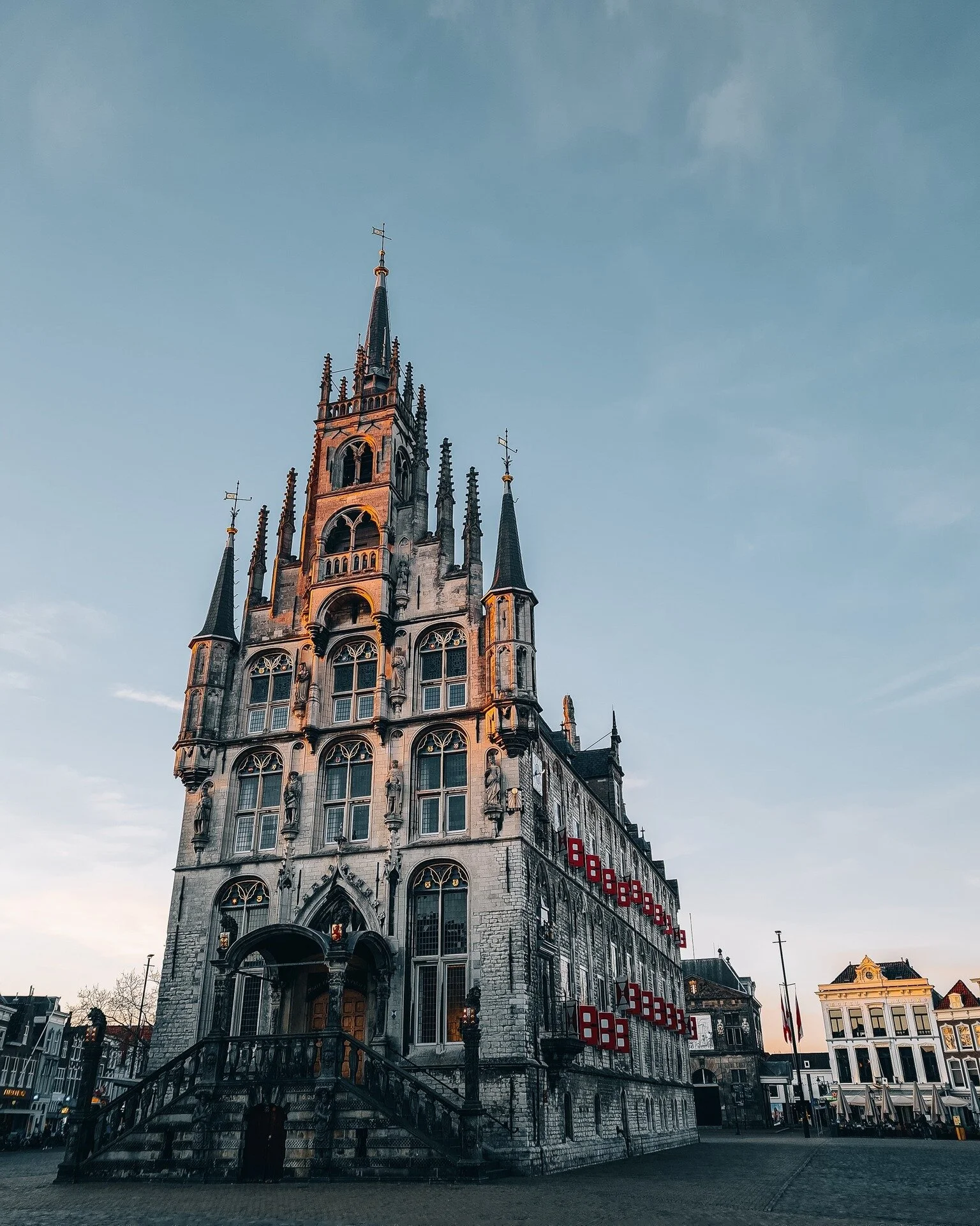 Het is alweer een tijdje geleden dat ik een foto deelde van het Stadhuis in Gouda.. 📸

Deze mag toch niet ontbreken op mijn tijdlijn. Bij deze staat dit mooie monumentale pand weer bovenaan. De warme avondzon zorgde voor prachtig licht op een deel v