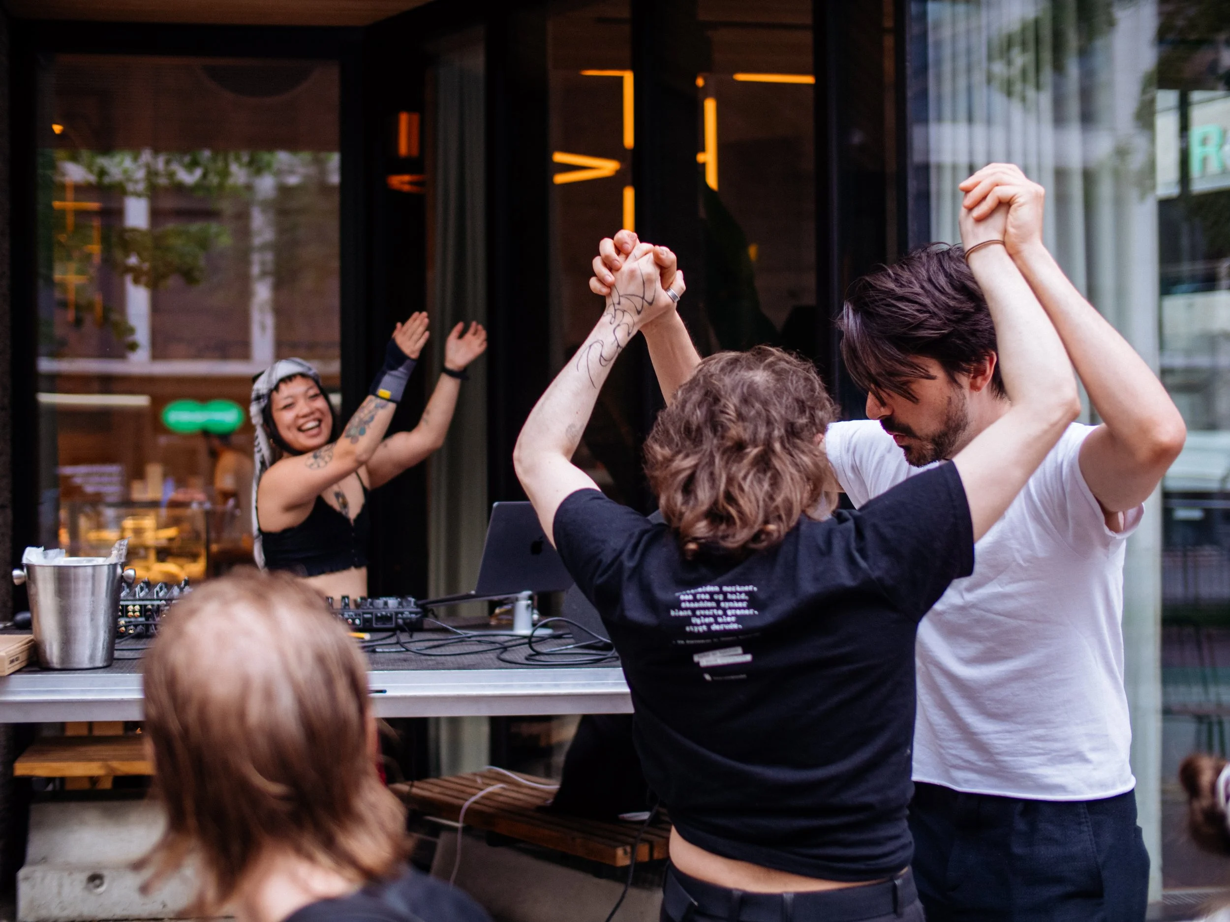 DJ og mennesker som danser utenfor Trekanten