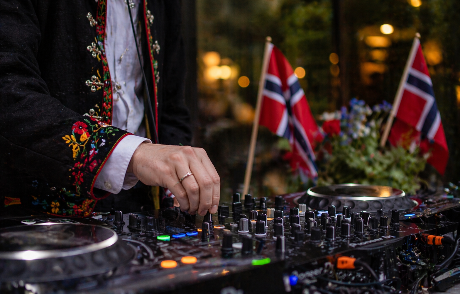 En dj som spiller på 17. mai