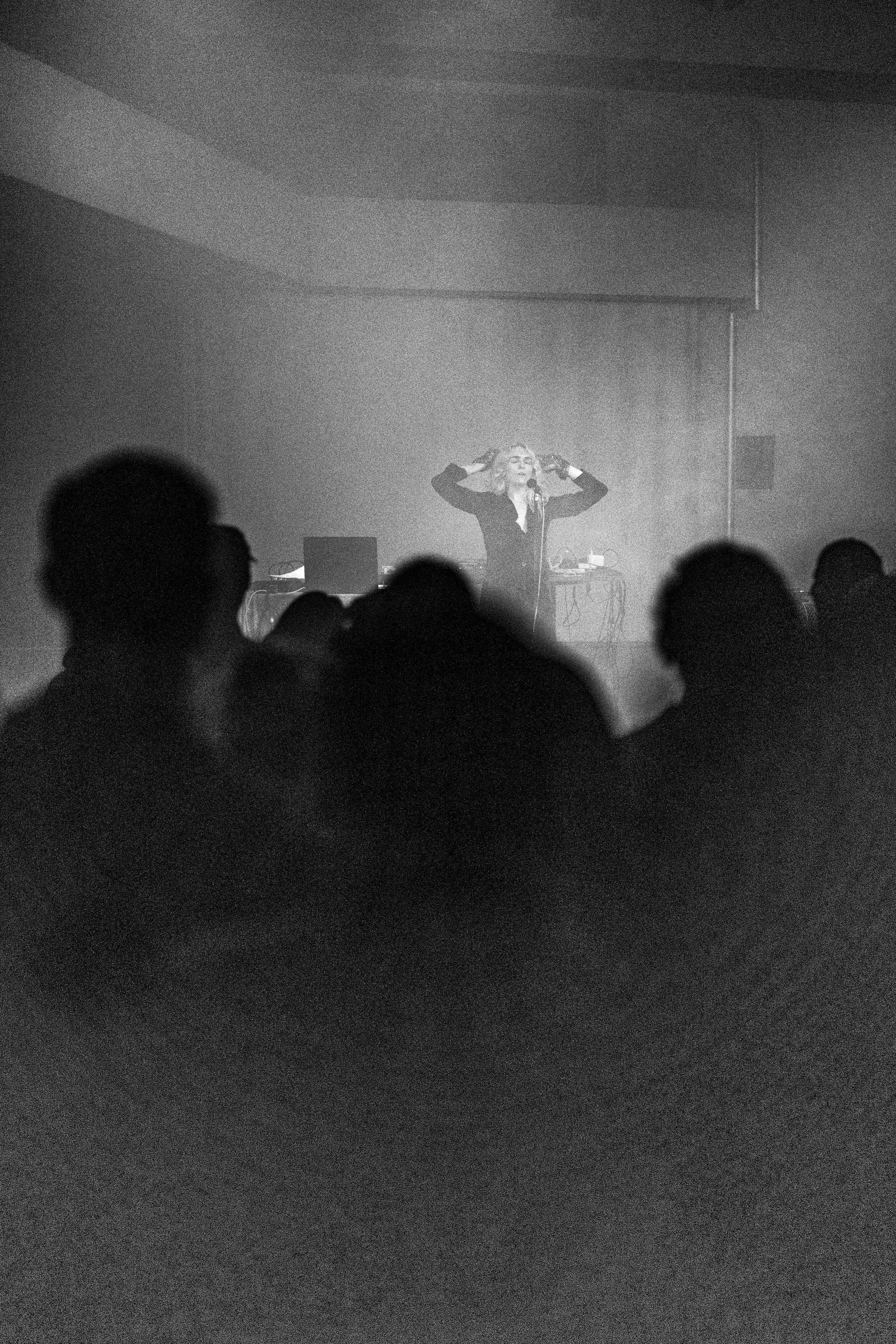 Liveopptreden under Morf vol. 4 på Trekanten under Oslo Kulturnatt, med publikum og scenelys i et intimt konsertrom.