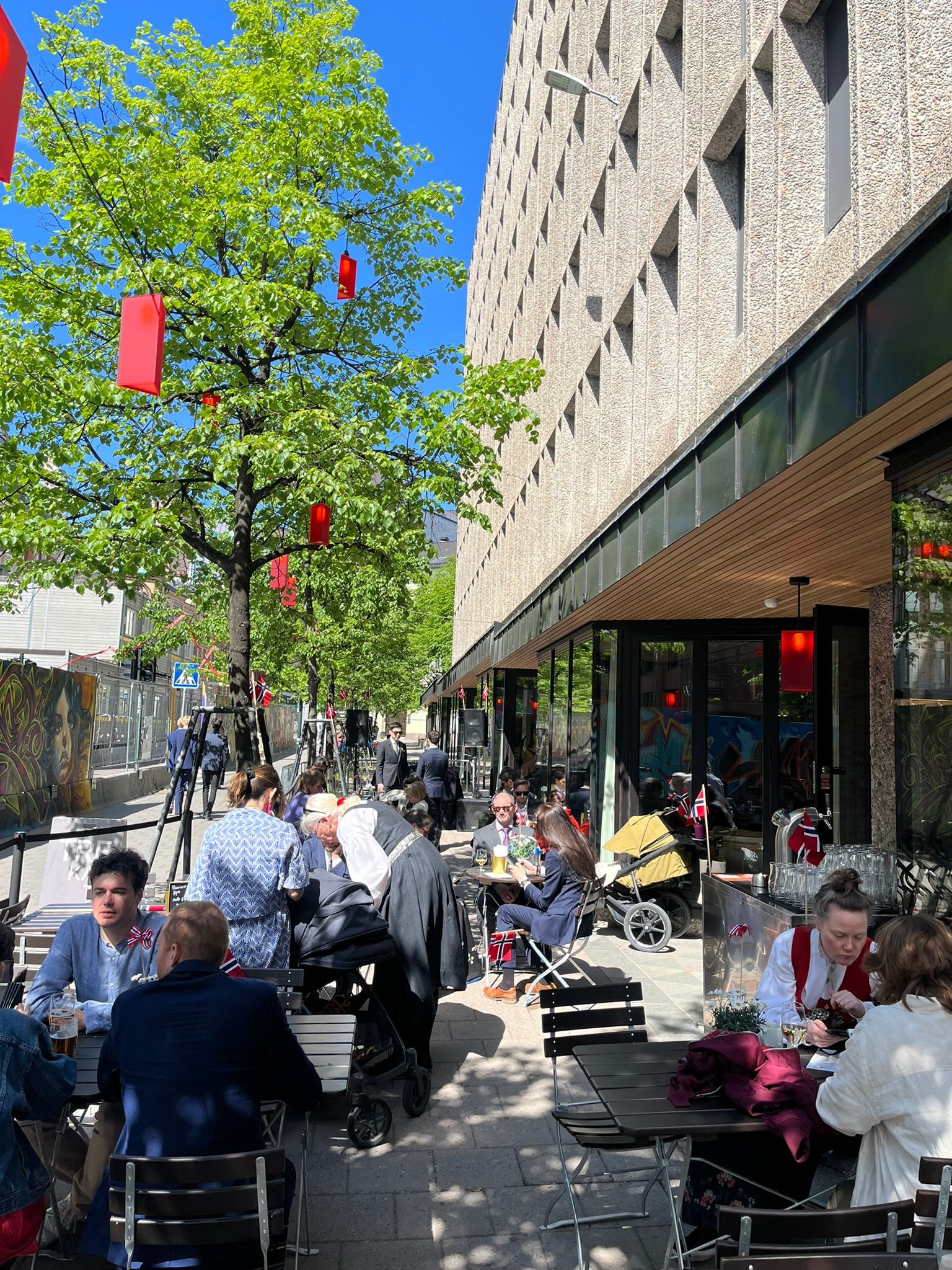 Mennesker på uteserveringen på Trekanten på 17. mai