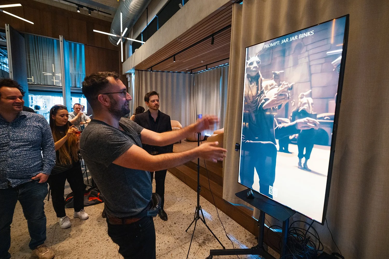 EN mann som tester ut en interaktiv skjerm i selskapslokalene til Trekanten i Oslo