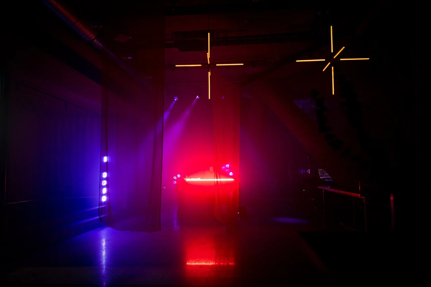 Stemningsfull konsertrigg med drapetere gardiner og stemningslys i selskapslokalene til Trekanten