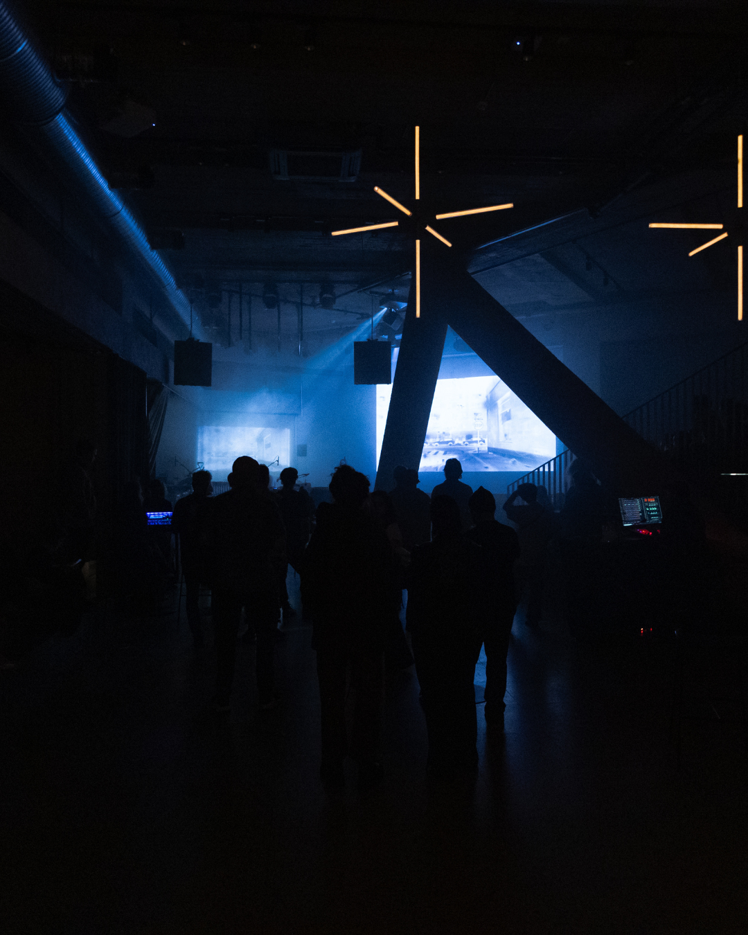 Publikum opplever audiovisuelle projeksjoner og eksperimentell musikk i Trekanten under Ultima-festivalen.