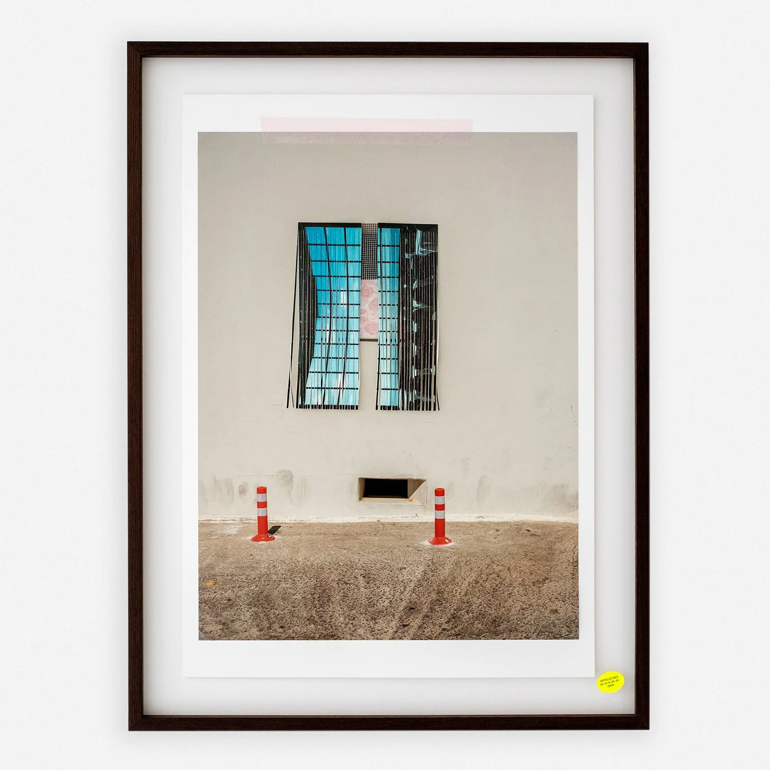 Dineke-Versluis_Window and Bollards_metlijst.jpg