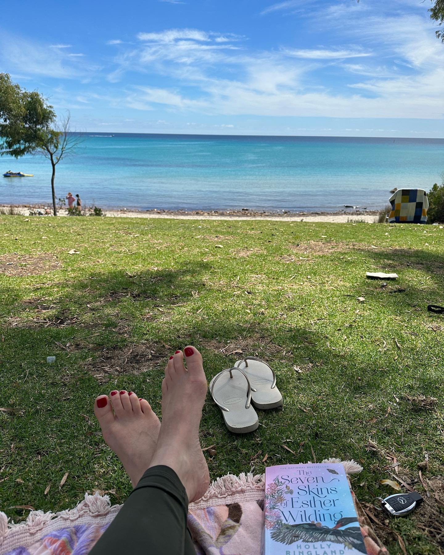 Solo nature time today 💜

Scored a big shady spot on the grass, with this incredible aqua view and lazed with a good book given to me by my gorgeous friend Caroline @dunsboroughballet (thank you so loving it!) 

Just me, a book, this view, and a tre