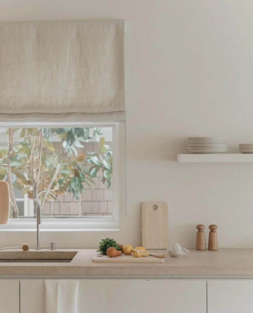 You would be forgiven for thinking that a laid-back kitchen is going to pretty much always be neutral. Now don&rsquo;t get us wrong, we are crazy for neutrals but that is not where it ends&hellip;head to the link in the bio where we are breaking down