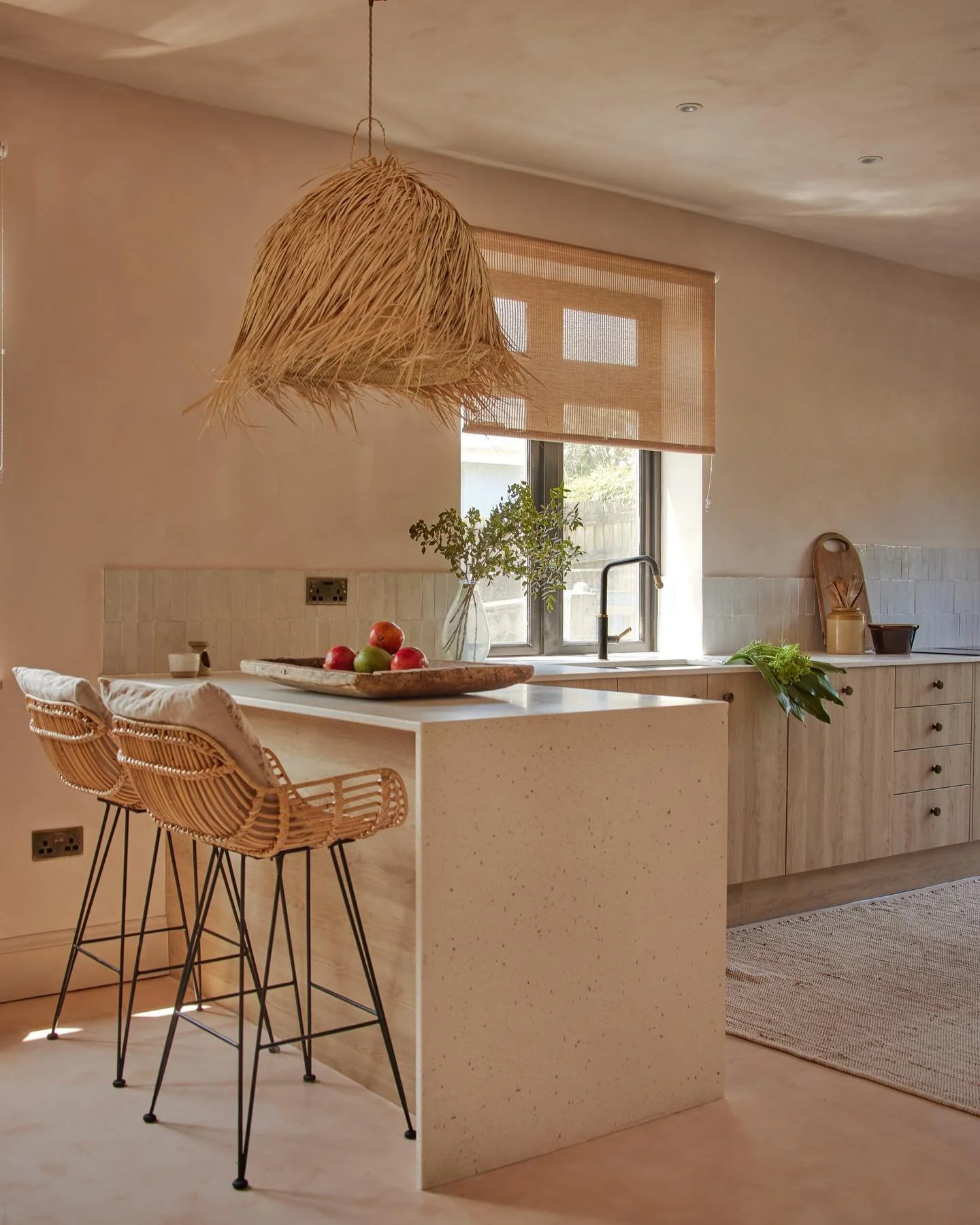 On a leafy street in Newquay you will find one dreamy, laid-back kitchen in one dreamy, laid-back beach house. Sun &amp; Shine Projects fit this kitchen for @beach_house_newquay late last year and it is still giving all the feels. 

Designer: client 