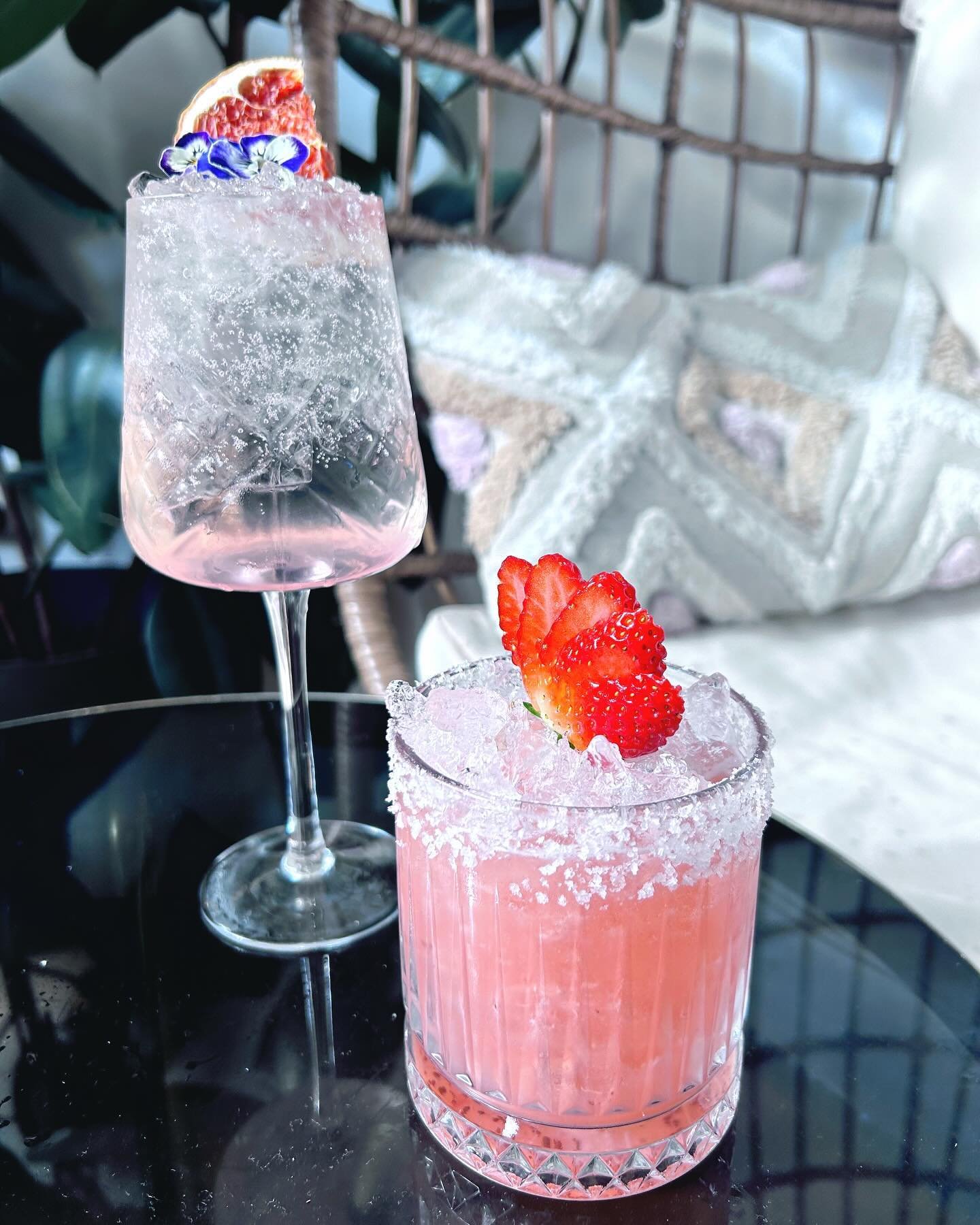 Be sure to shout mum one of our fabulous cocktails or mocktails this weekend. 

Why not try a strawberry MUMMA-Garita or Belle Spritz with rose, limoncello &amp; DalZotto Prosecco 

⭐️Available all weekend. 
🌸Book now for Mother&rsquo;s Day 

Feed y
