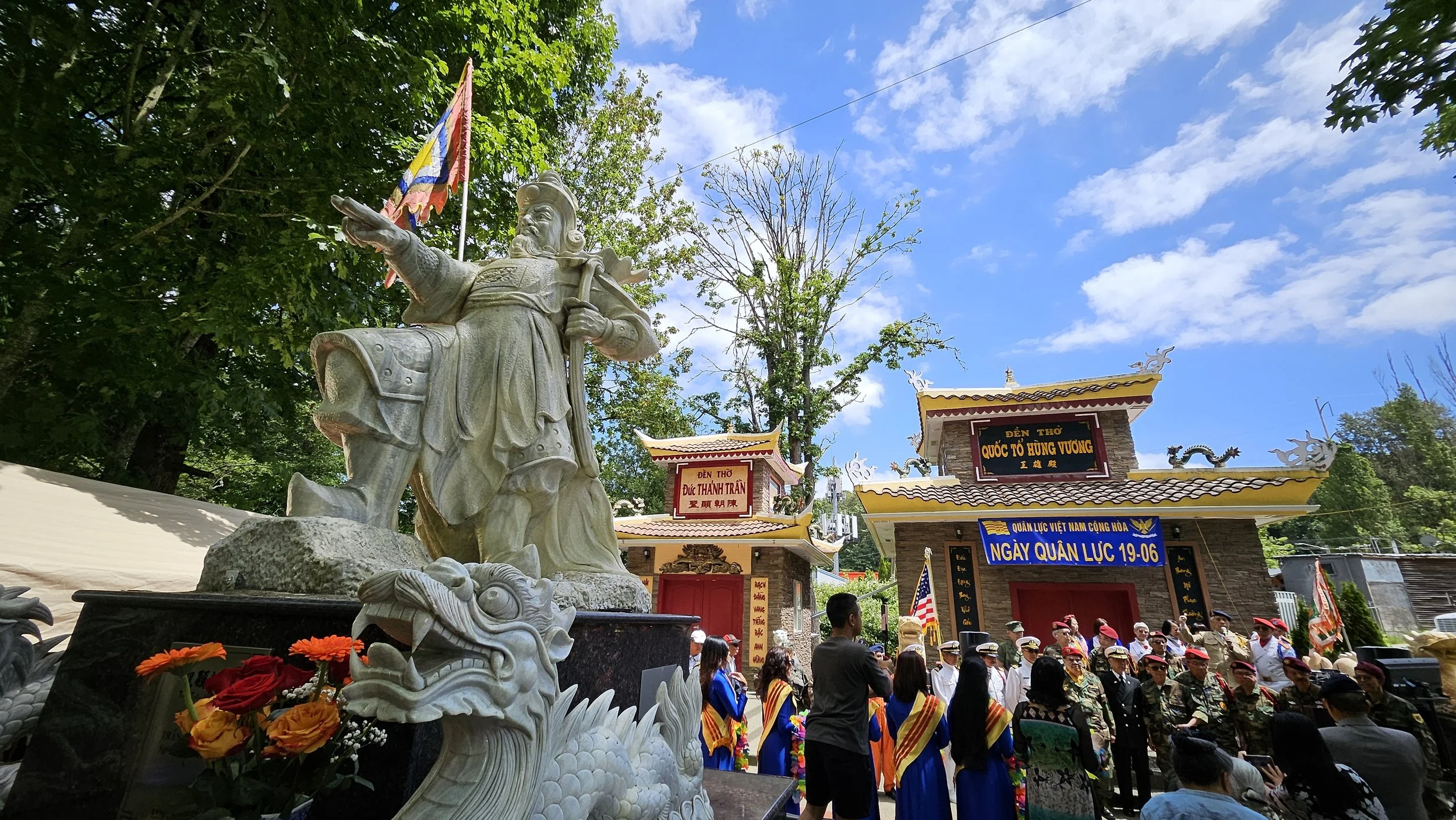 Quan Luc VNCH 2026 outside audience_THD statue foreground.jpg