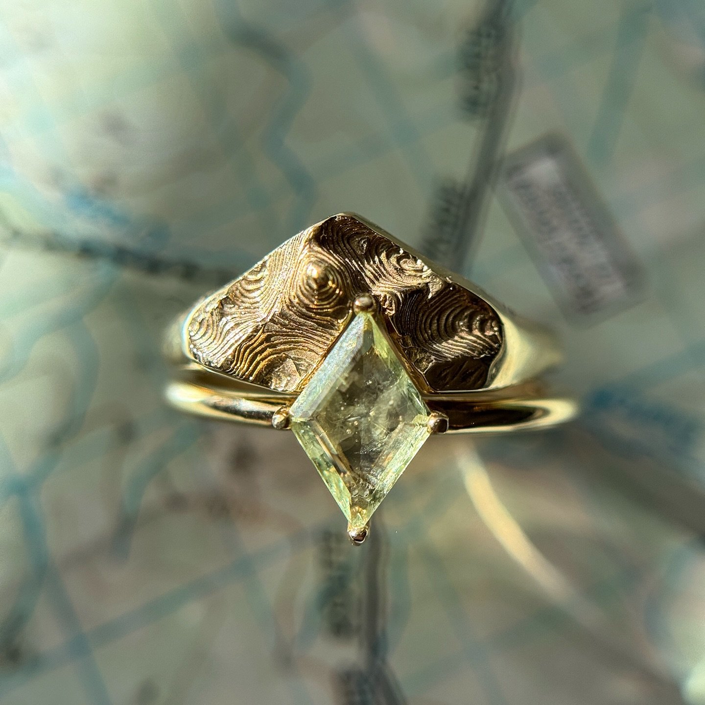 New custom topo wedding set for Olivia + Ryan 💚

Starting 2026 with this 14k yellow gold custom topo set of Sawtooth Peak in Sequoia National Park 🏔️

Ryan&rsquo;s topographic band captures the dramatic ridgeline and rugged terrain of Sawtooth Peak