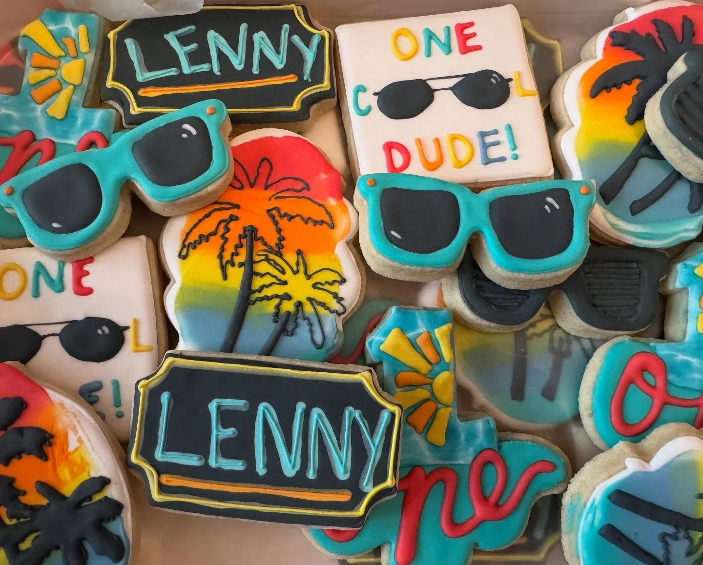 One Cool Dude ✌🏼
.
.
.
#mjsbakingboutique #onecooldude #firstbirthdayparty #firstbirthdaytheme #onecooldudebirthday #customcookies #customcookiesindiananpolis