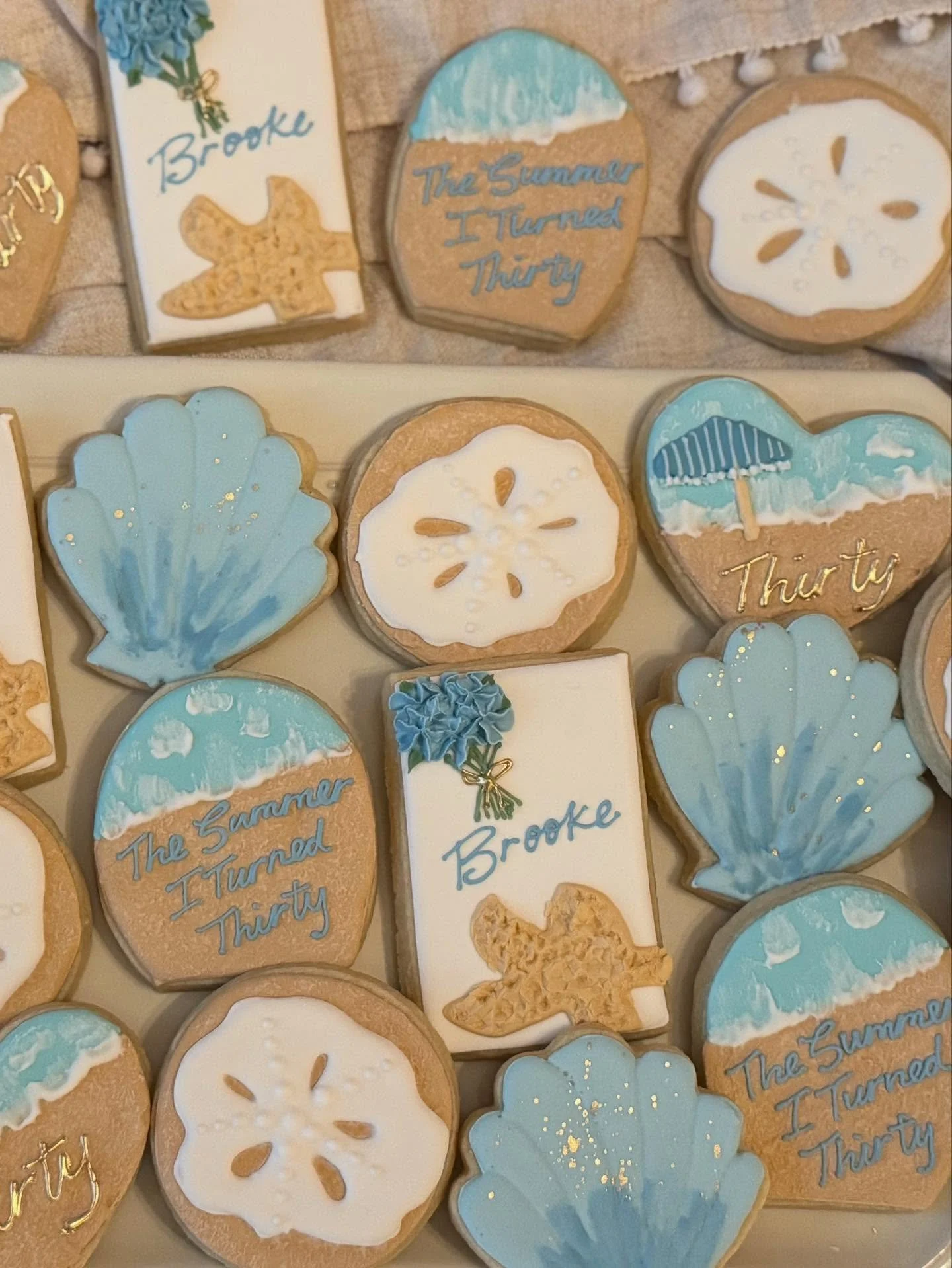 The Summer Brooke Turned 30. 

These are definitely on my list of my top favorite sets. The colors, the textures, the theme. Just obsessed! 

#mjsbakingboutique #customcookies #thesummeriturnedpretty #thirtiethbirthday #30 #royalicingcookies #customc