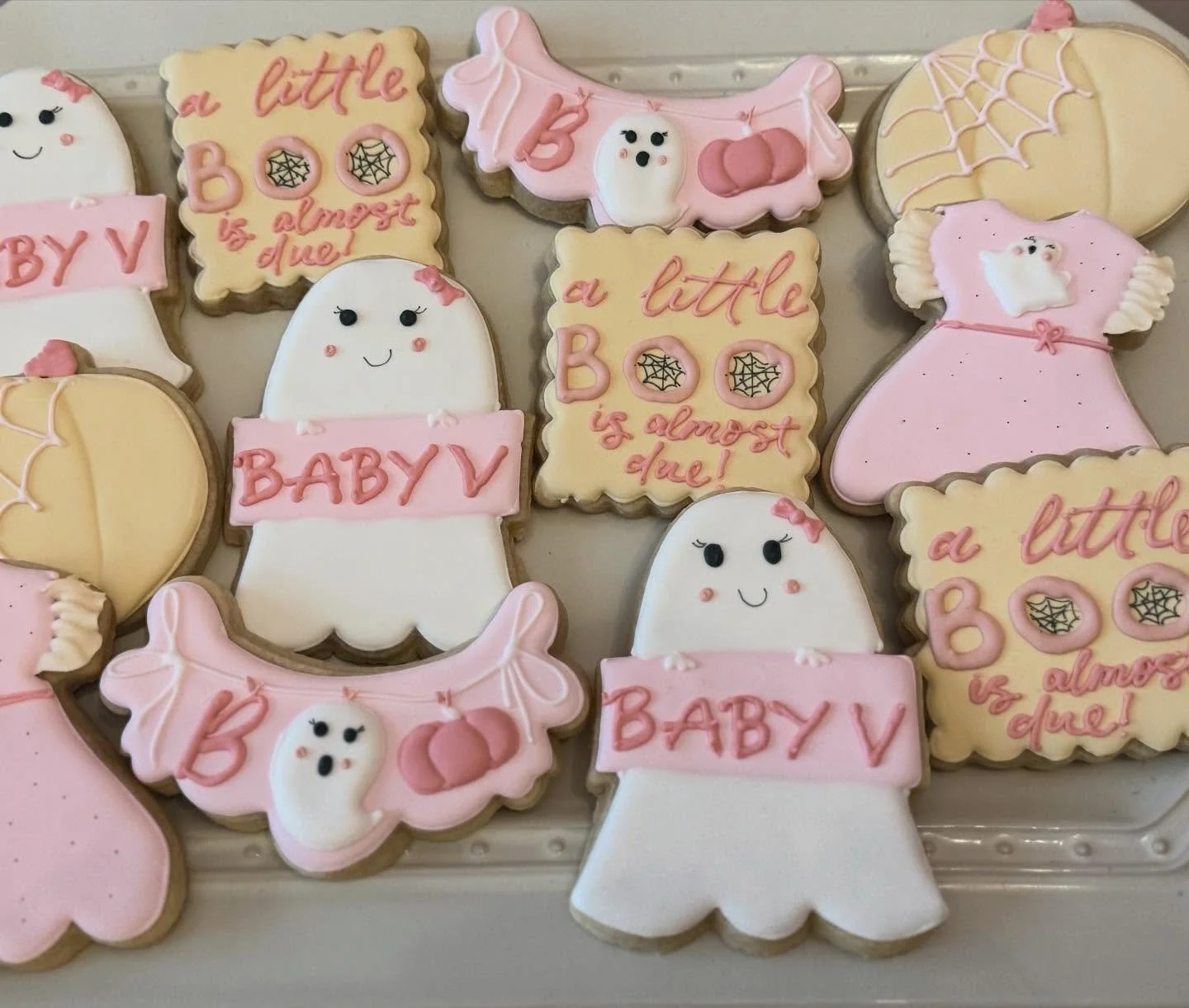 A little boo is almost due! 🎀
.
.
.
#mjsbakingboutique #halloweenbabyshower #babygirlbabyshower #customcookies  #halloween #customcookiesindianapolis #halloweencookies