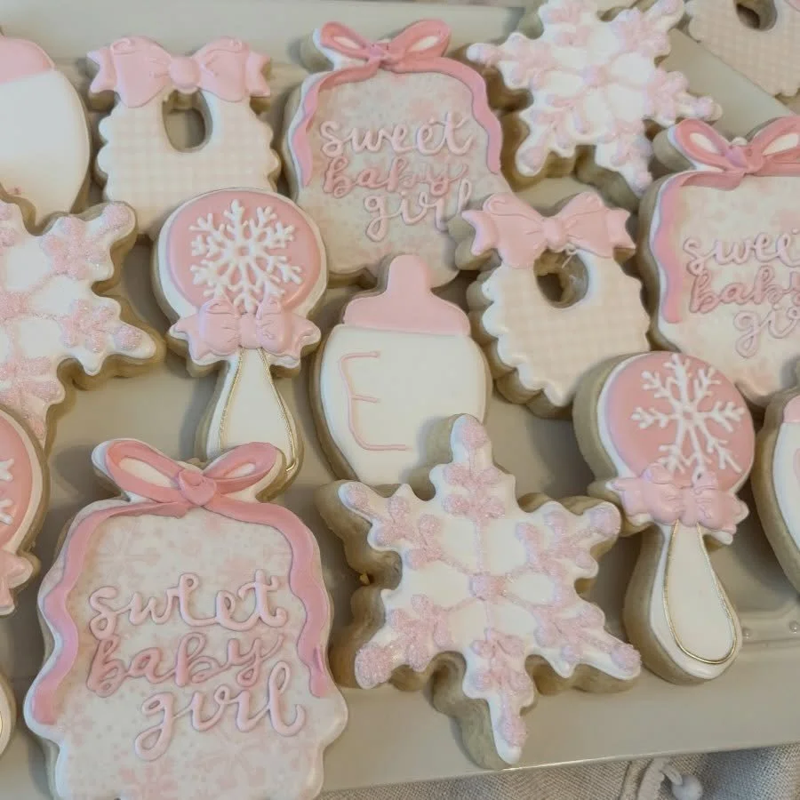 Baby it&rsquo;s cold outside ❄️
.
.
.
#mjsbakingboutique #babyitscold #winterbayshower #babyshowertheme #babyshowercookies